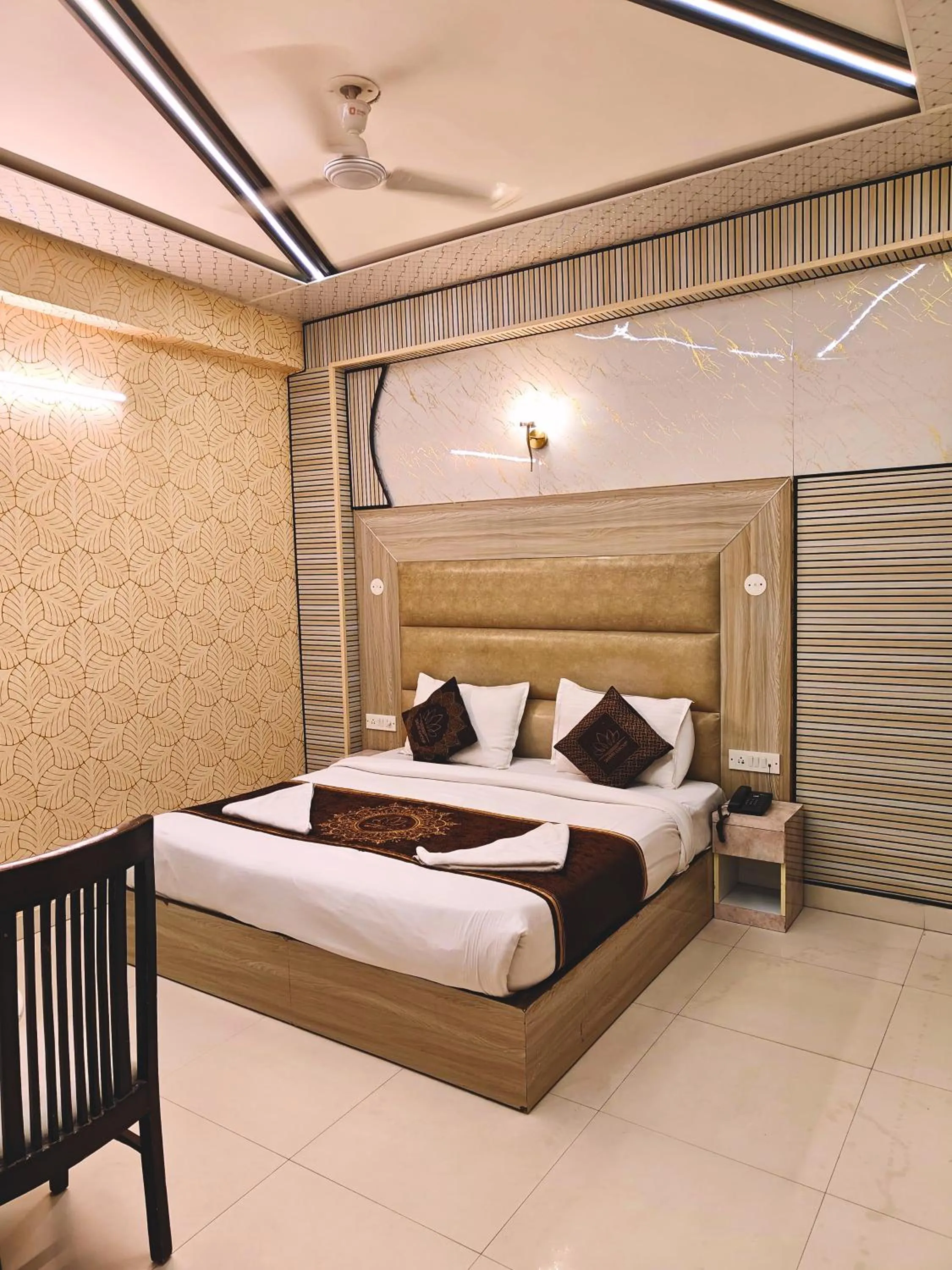 Restaurant/places to eat, Bed in Hotel HSP Suites - Near IGI Airport, New Delhi