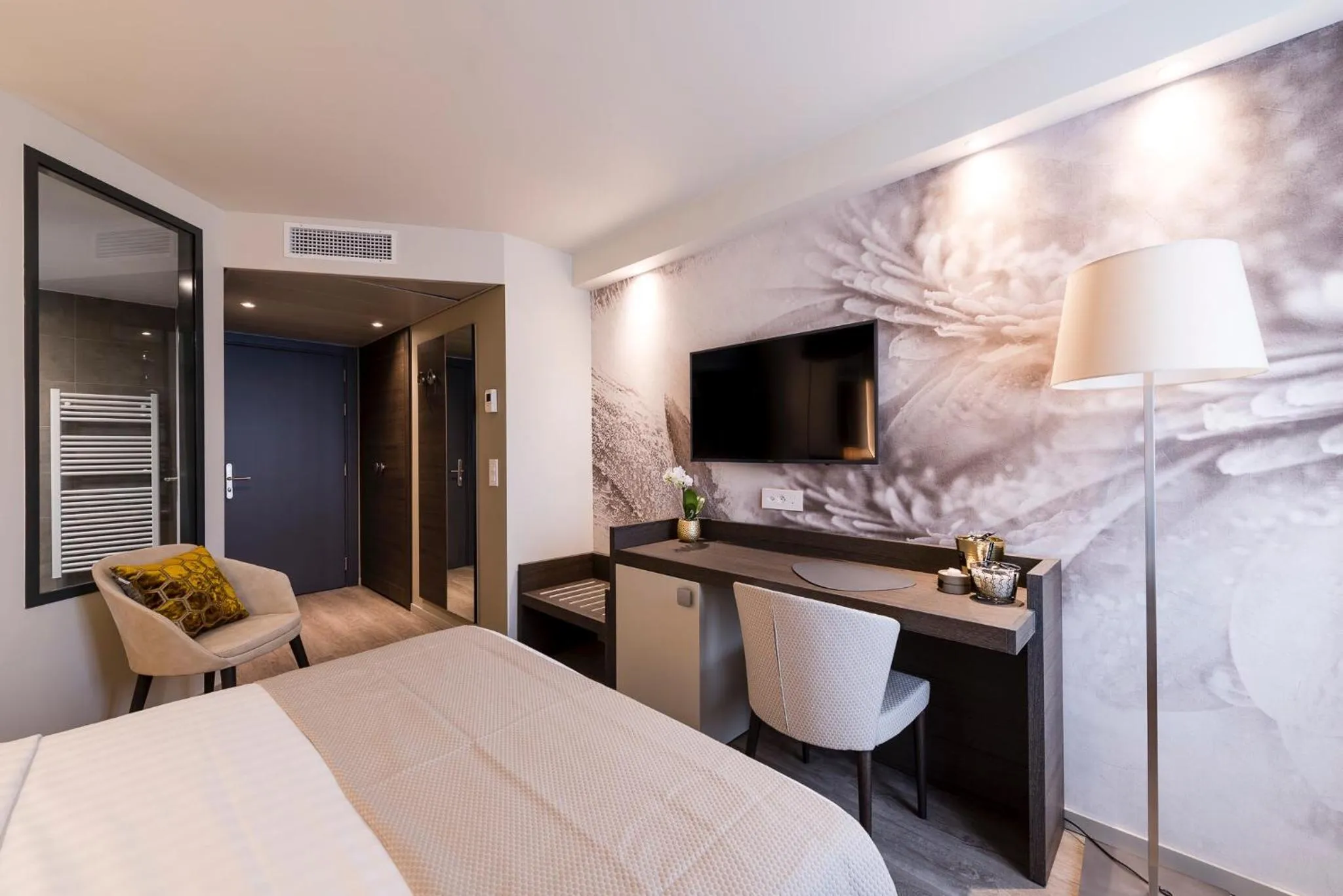 Bedroom, Bed in Ambassador Boutique Hotel