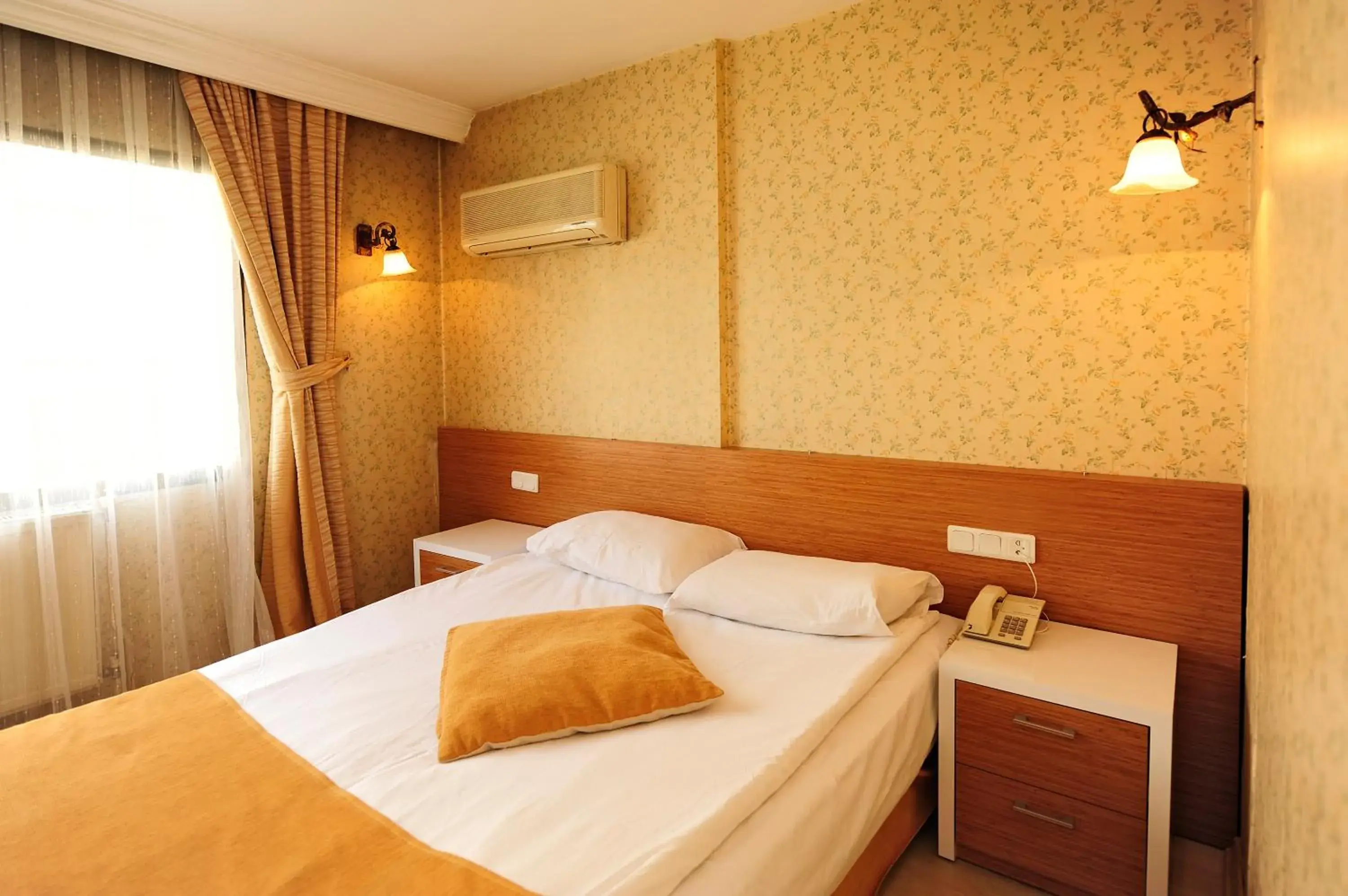 Standard Double or Twin Room in Üstün Hotel Alsancak Standard Double or Twin Room in Üstün Hotel Alsancak