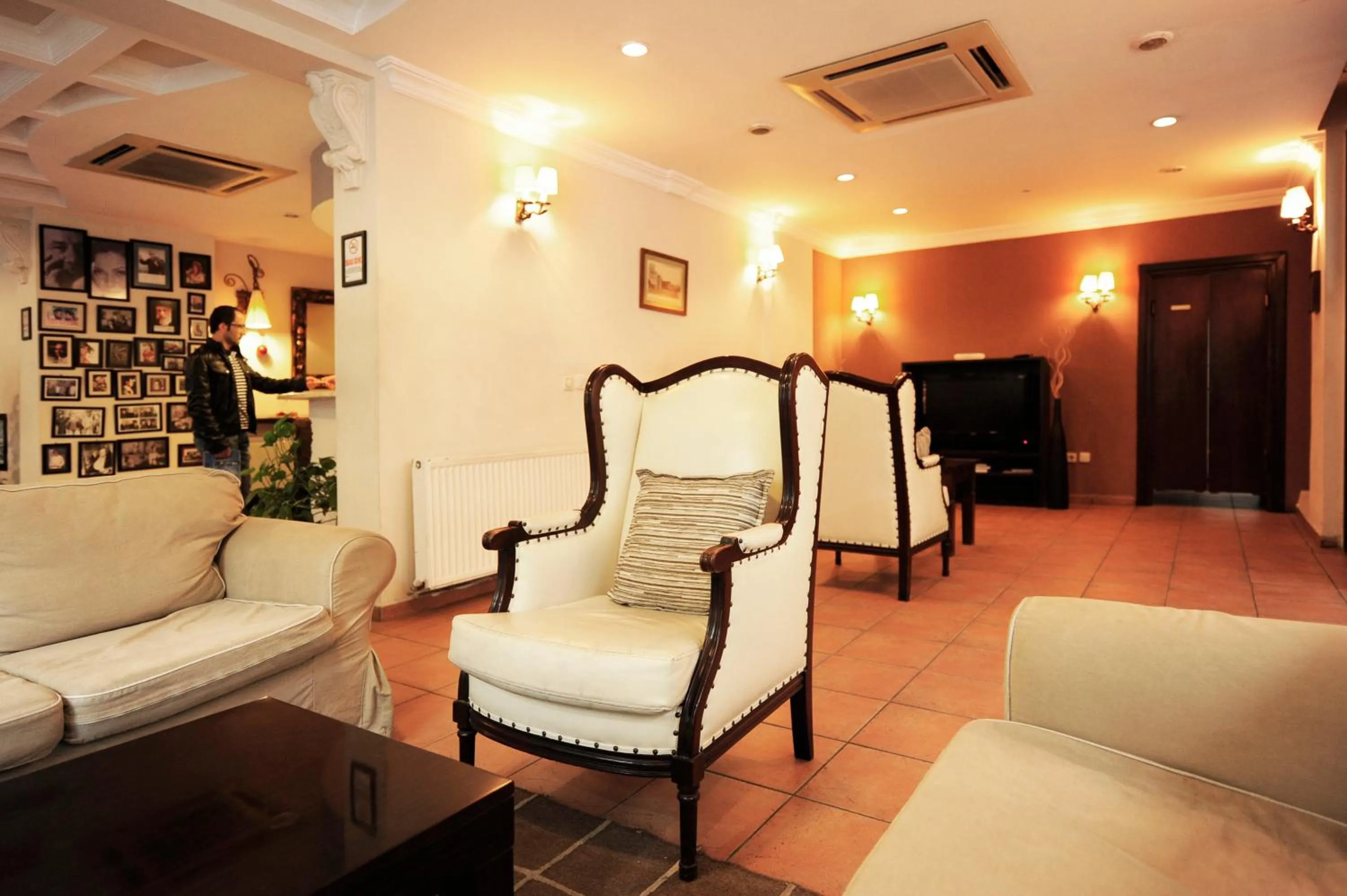 Seating area in Üstün Hotel Alsancak