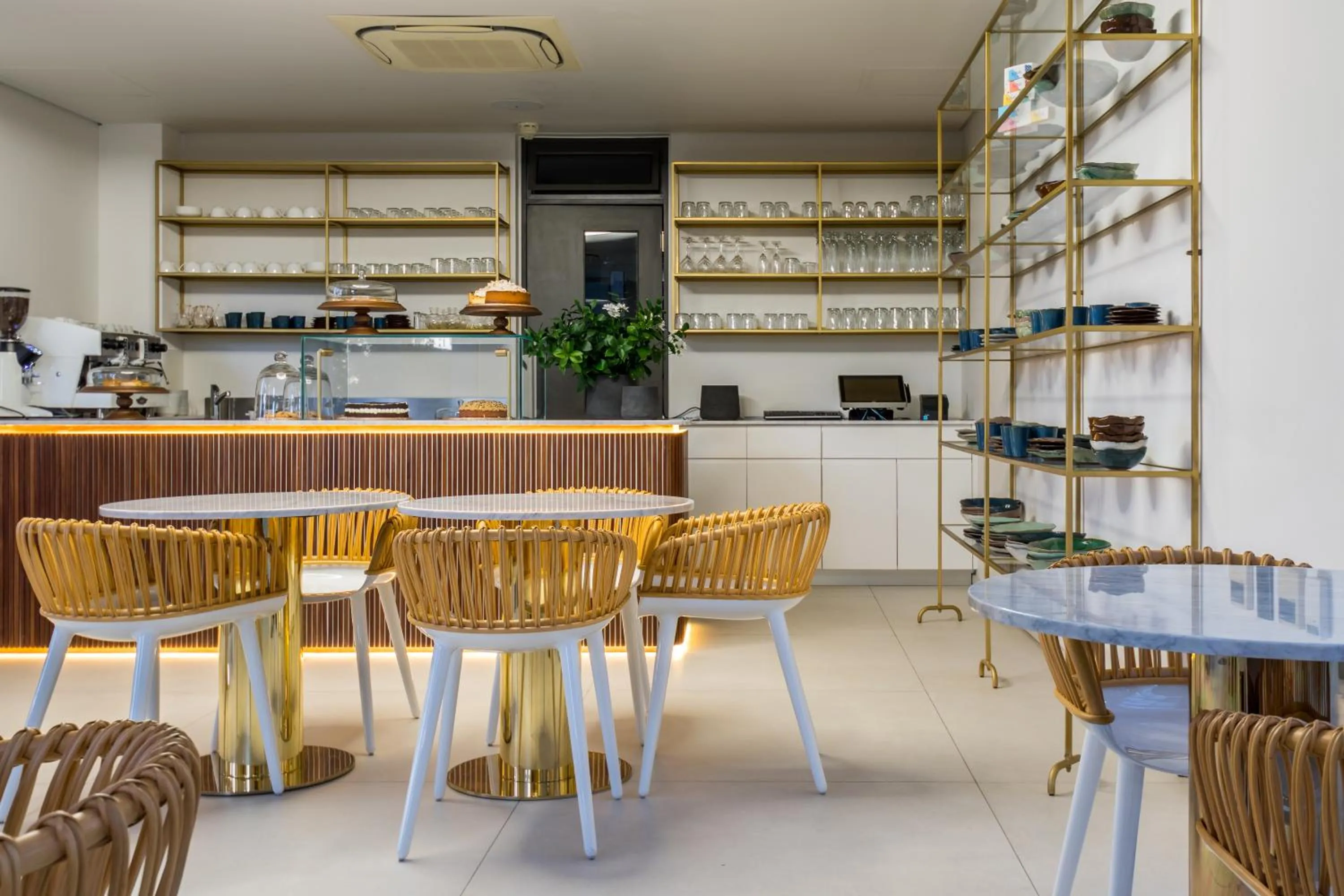 Restaurant/places to eat in Livega House