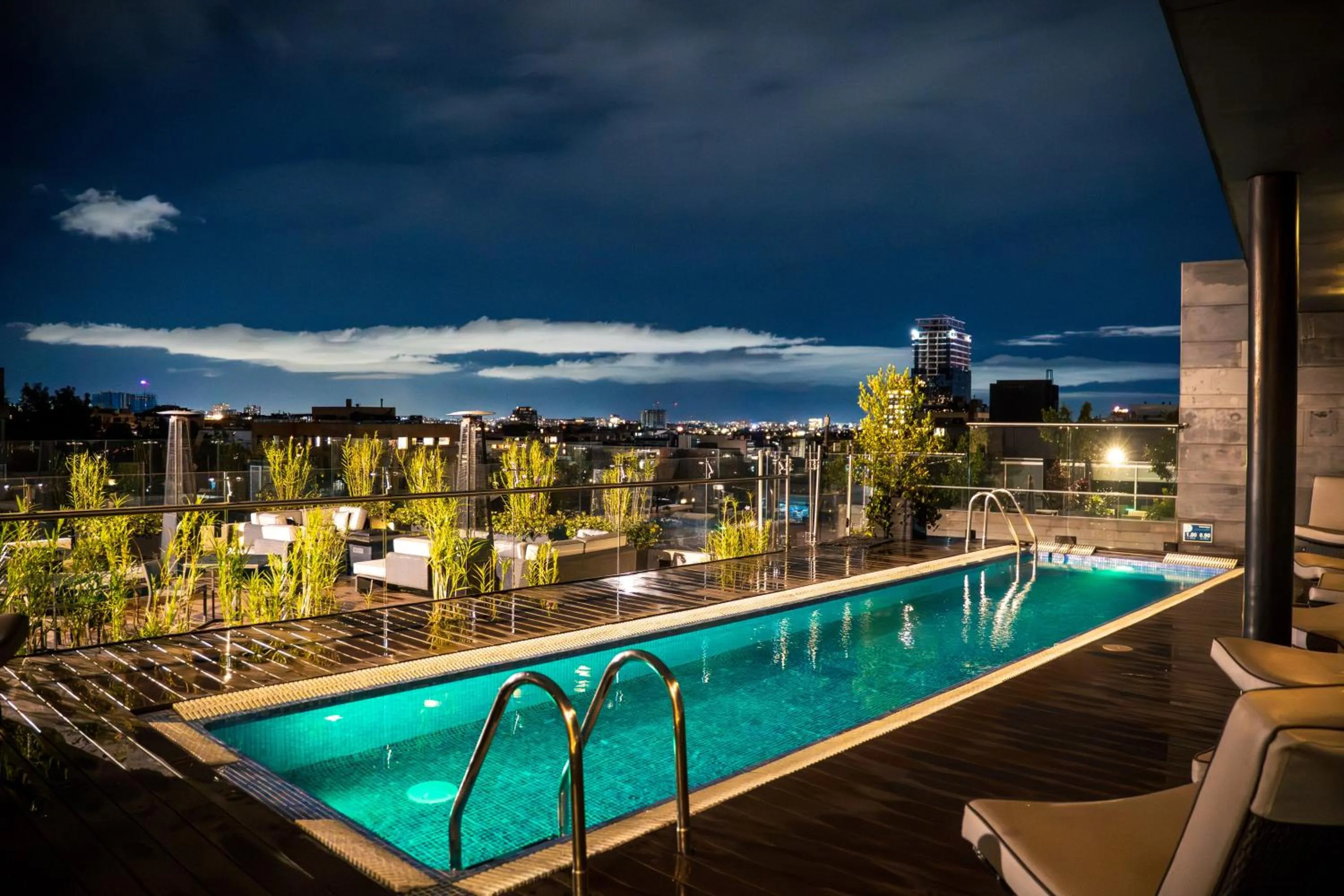 Swimming pool in Hotel Estelar Parque de la 93