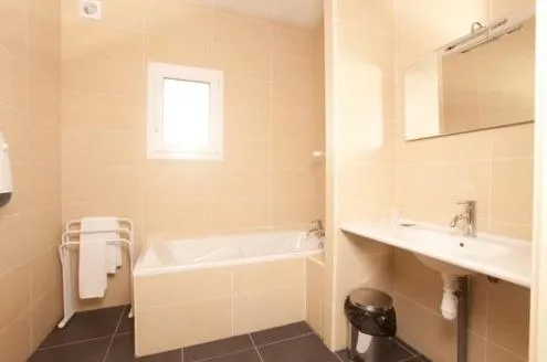 Bathroom in Hôtel Fleur de Lys Hazebrouck