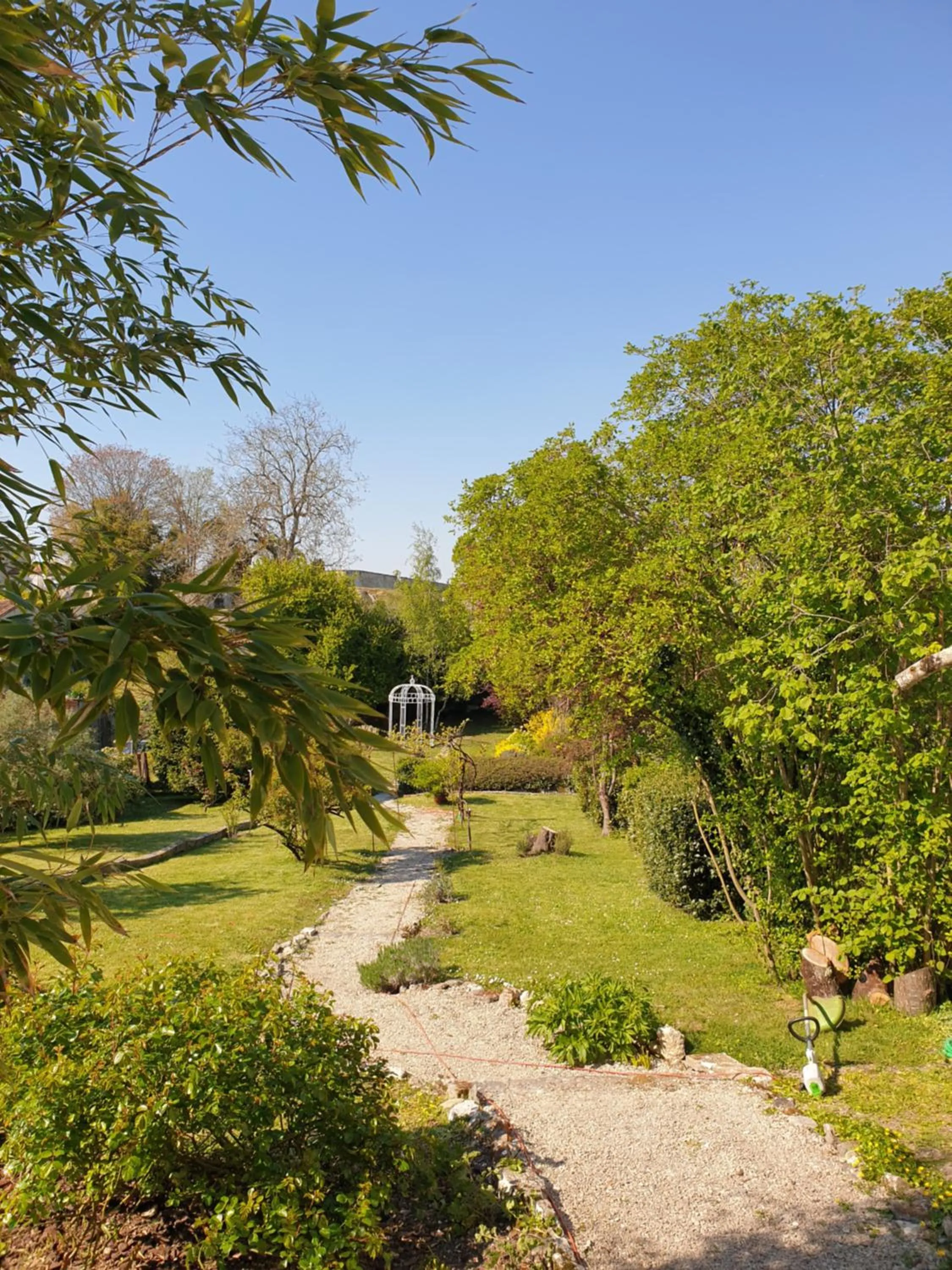 Garden in La Maison des Thermes, Chambre d'hôte