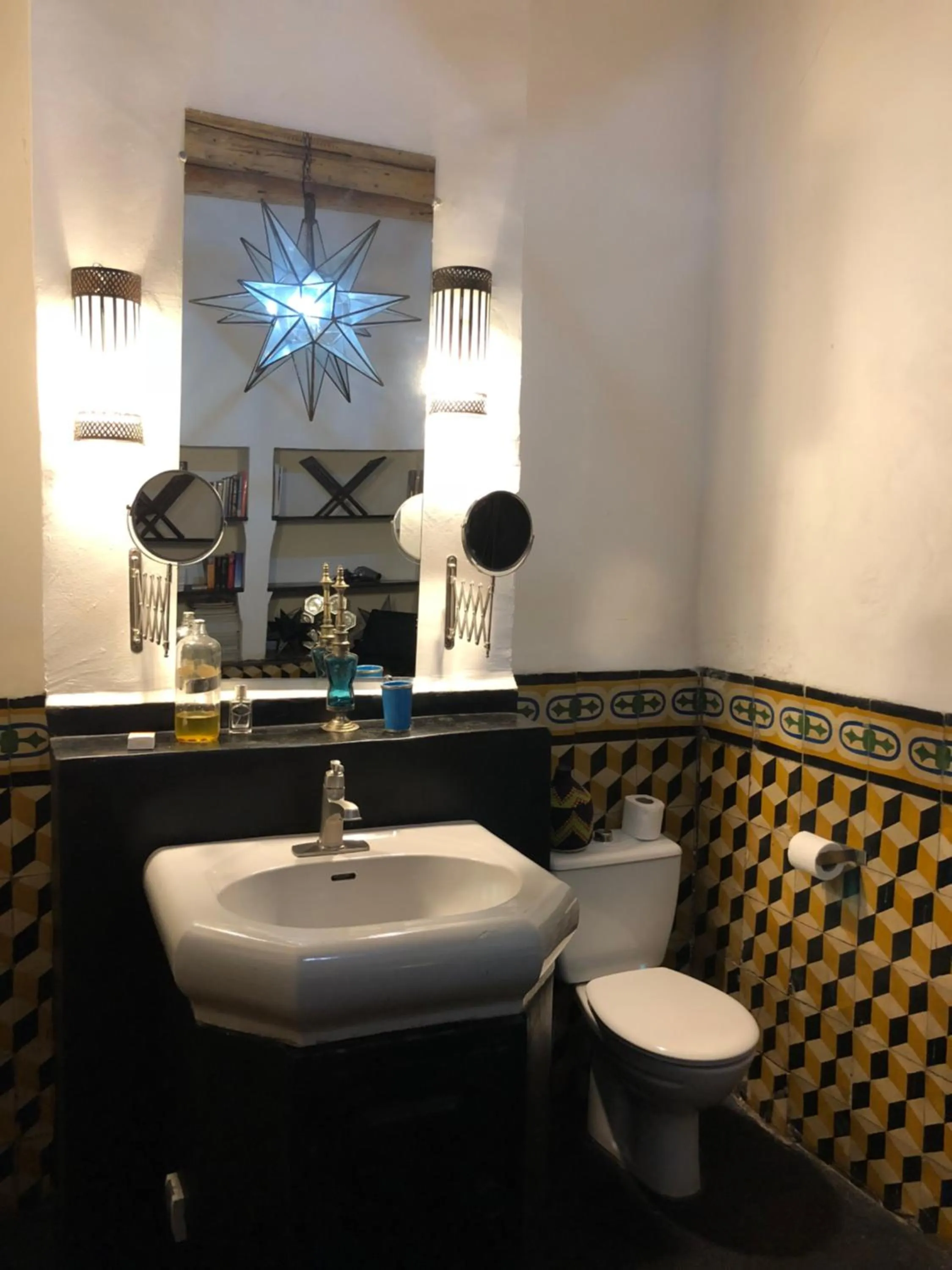 Toilet in Riad Tibibt