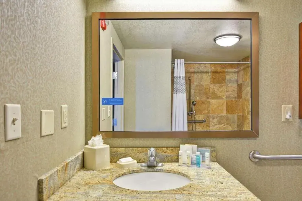 King Room with King Bed - Non-Smoking in Hampton Inn and Suites New Hartford/Utica King Room with King Bed - Non-Smoking in Hampton Inn and Suites New Hartford/Utica