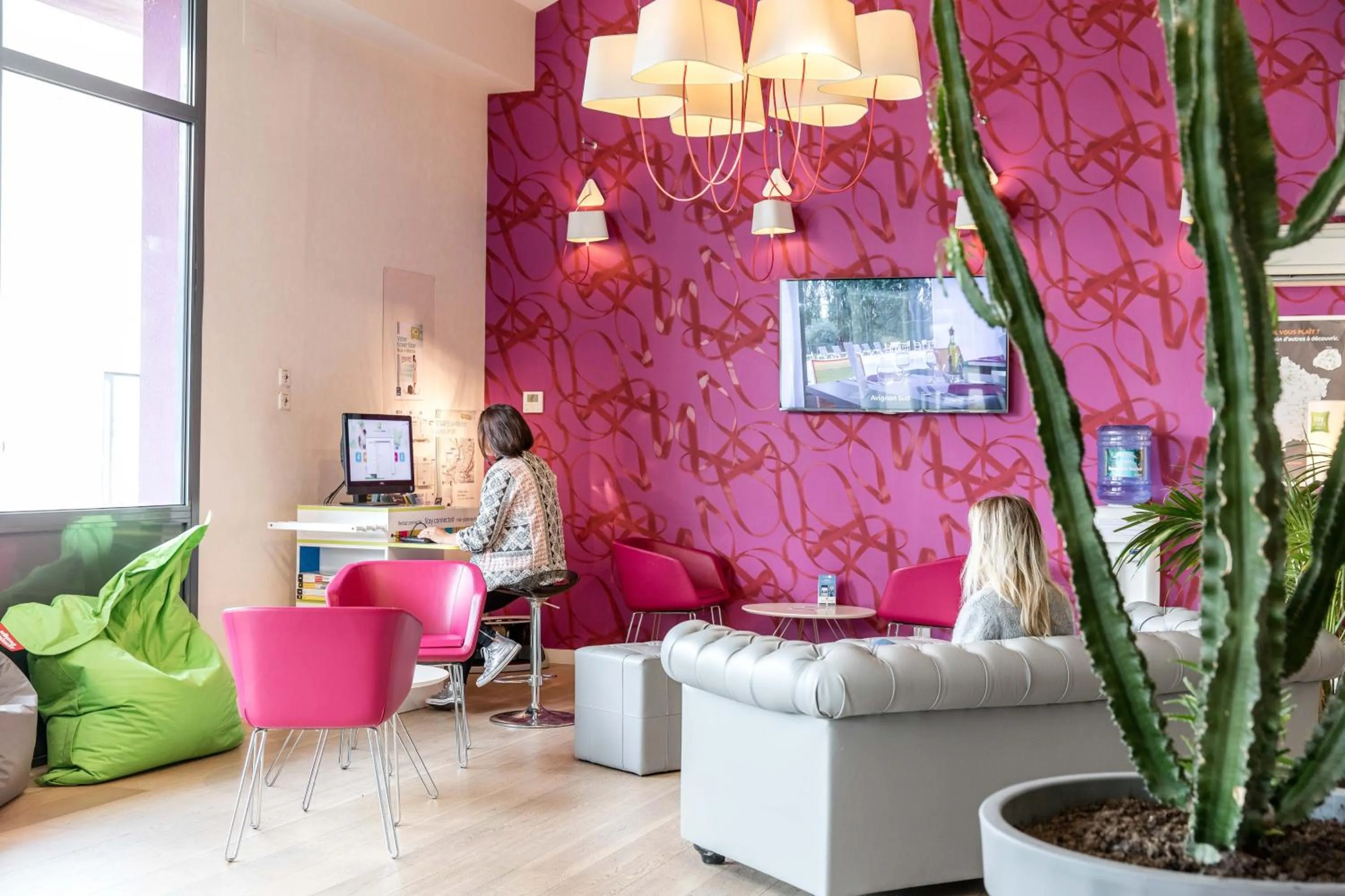 Lobby or reception in ibis Styles Rennes St. Gregoire