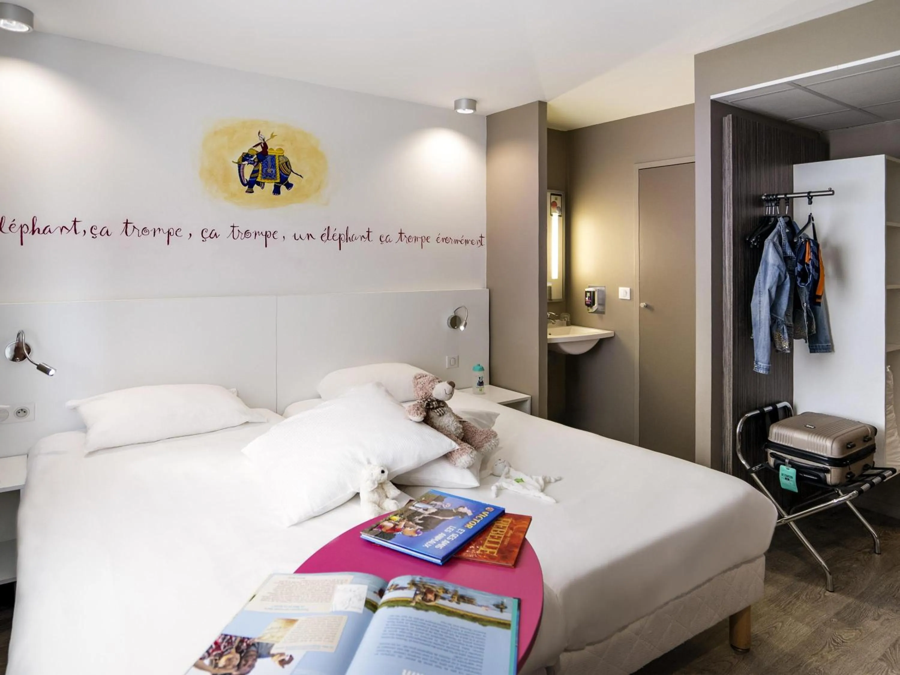 Bedroom, Bed in ibis Styles Rennes St. Gregoire