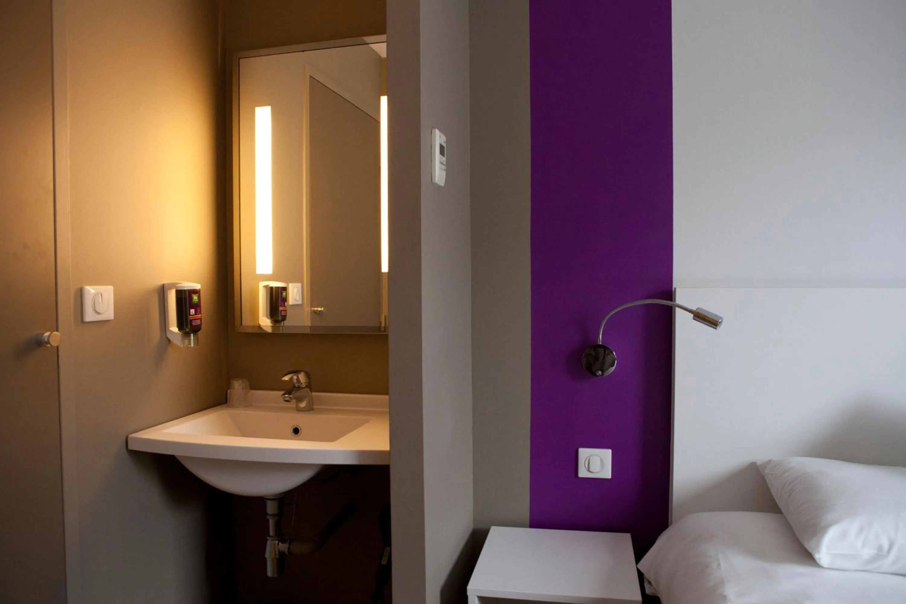 Bathroom, Bed in ibis Styles Rennes St. Gregoire