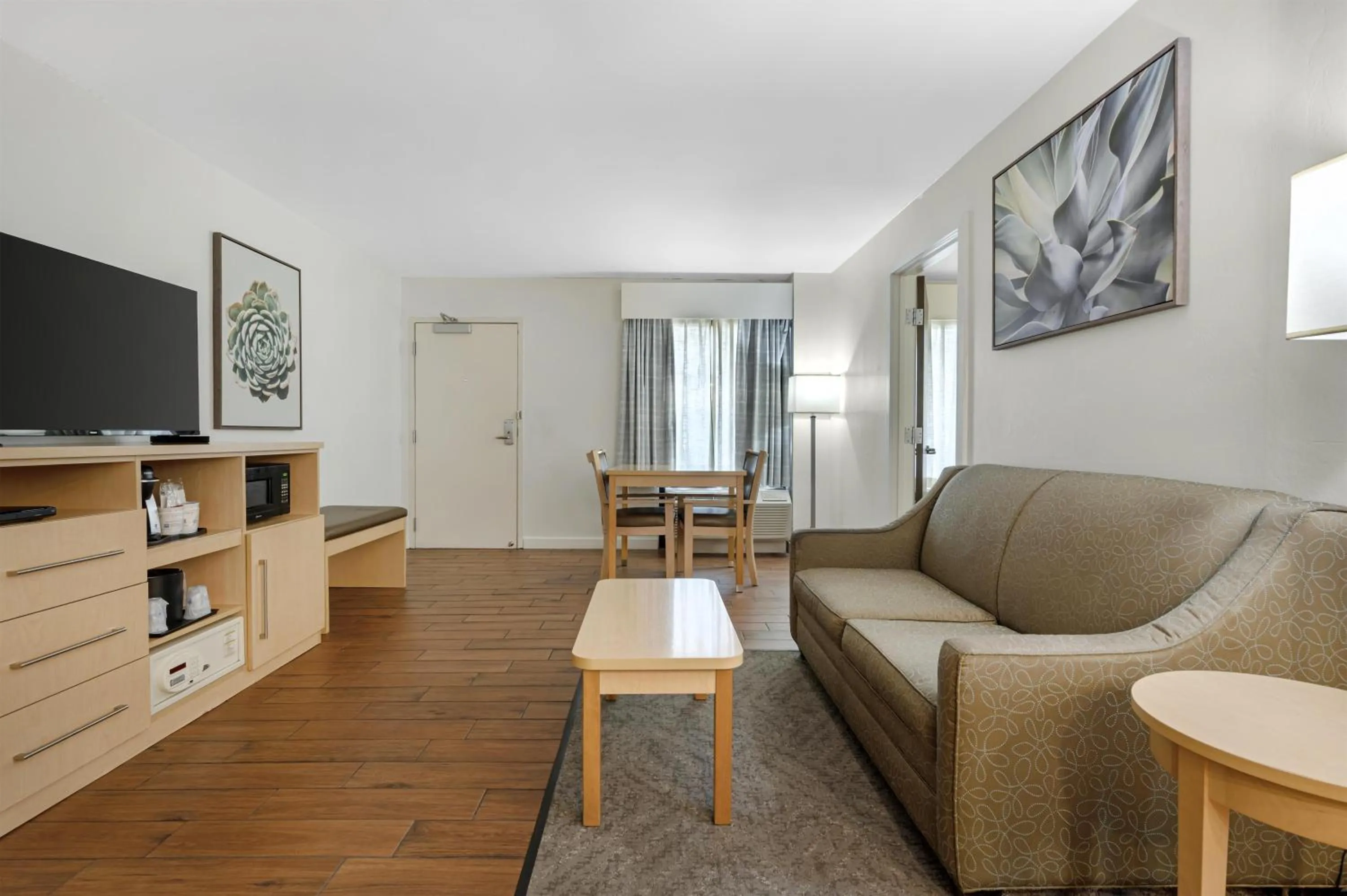 Bedroom in Best Western Plus South Coast Inn