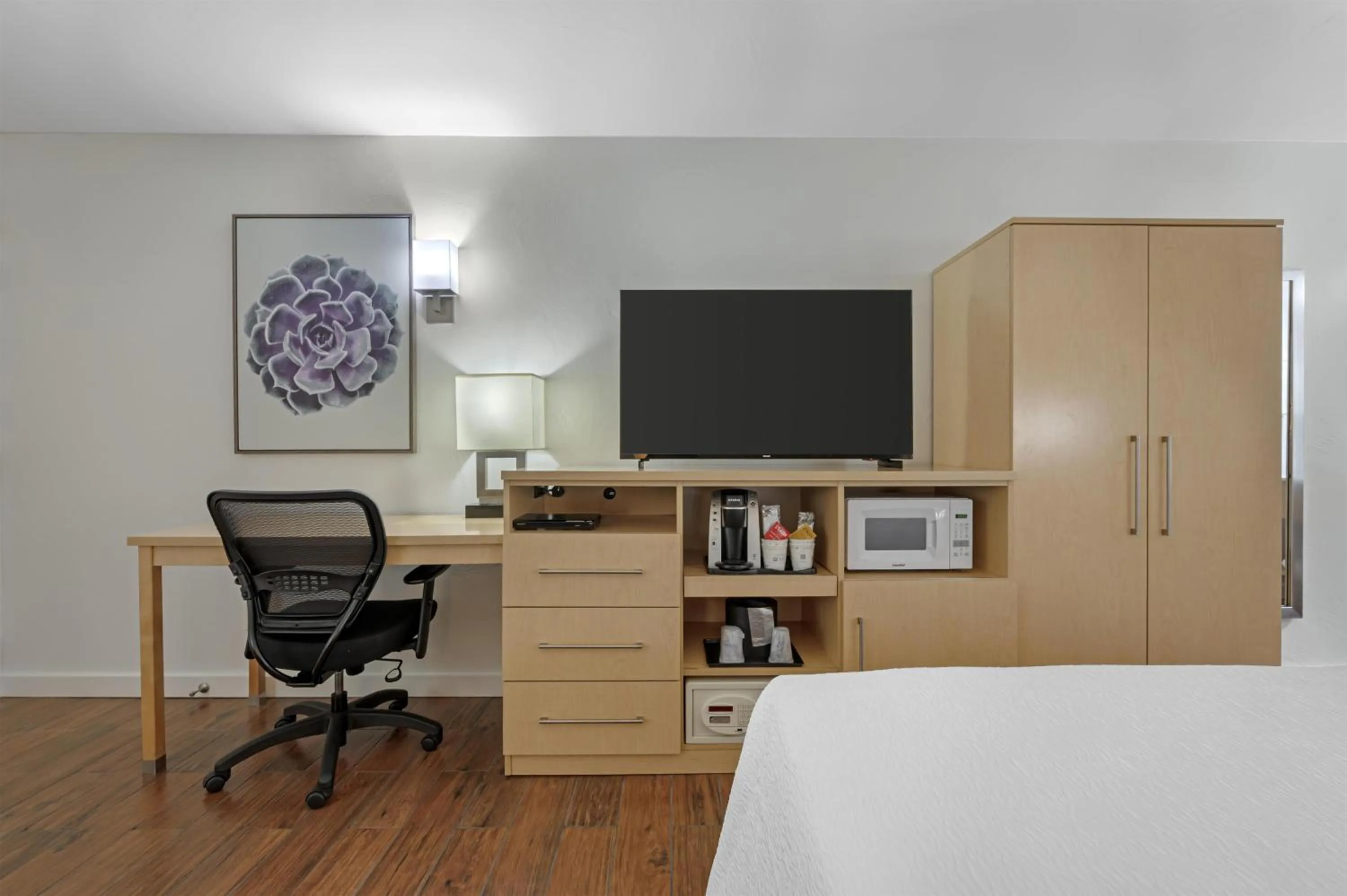 Bedroom, Bed in Best Western Plus South Coast Inn