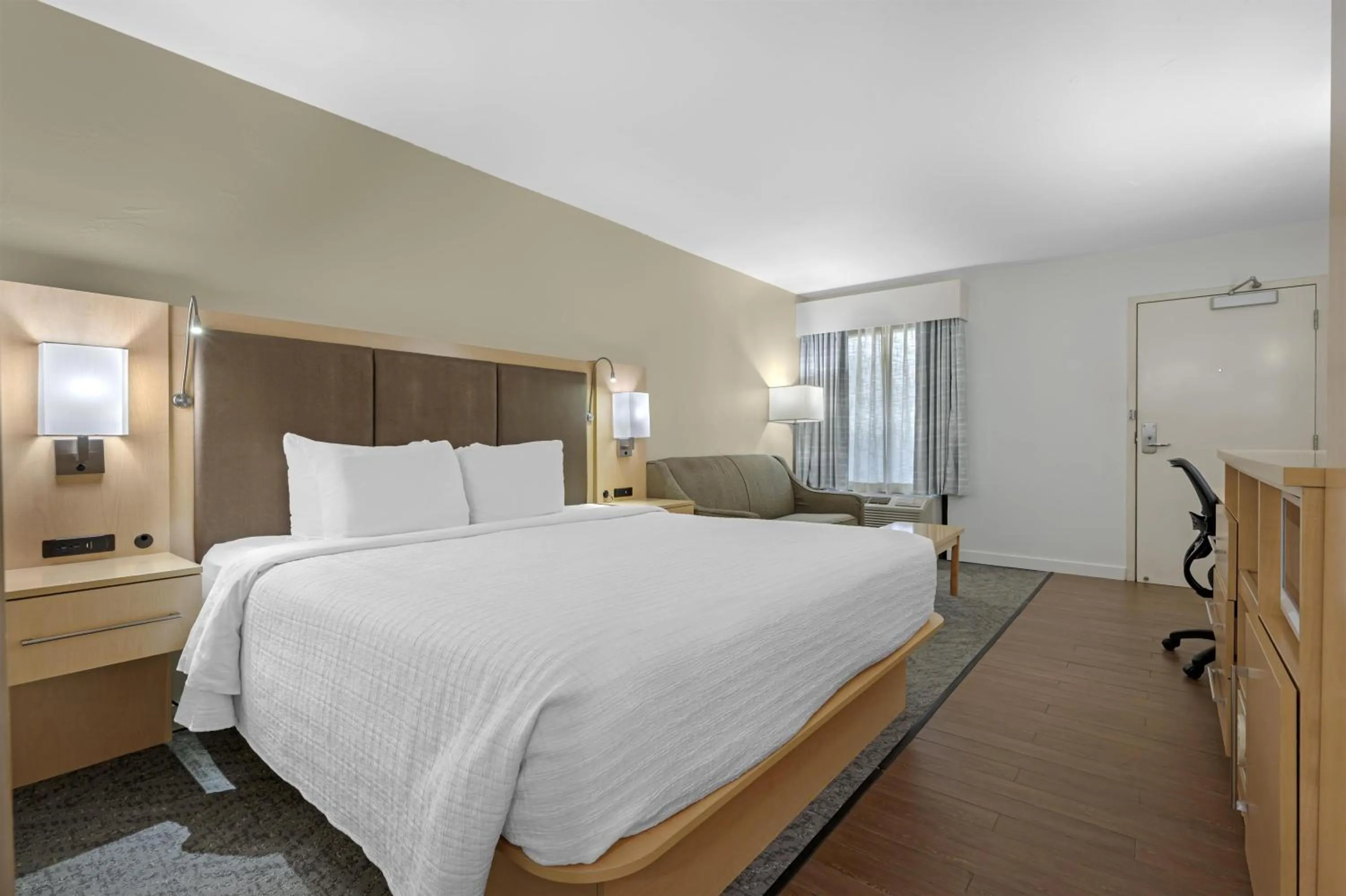 Bedroom, Bed in Best Western Plus South Coast Inn