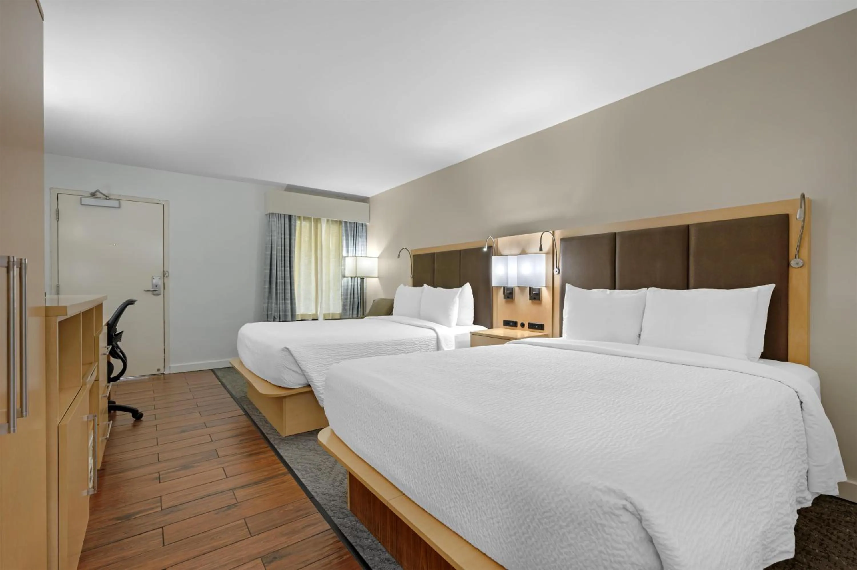 Bedroom, Bed in Best Western Plus South Coast Inn