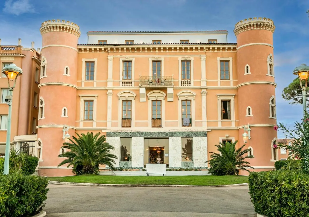 Property building in Langley Resort Napoléon Bonaparte