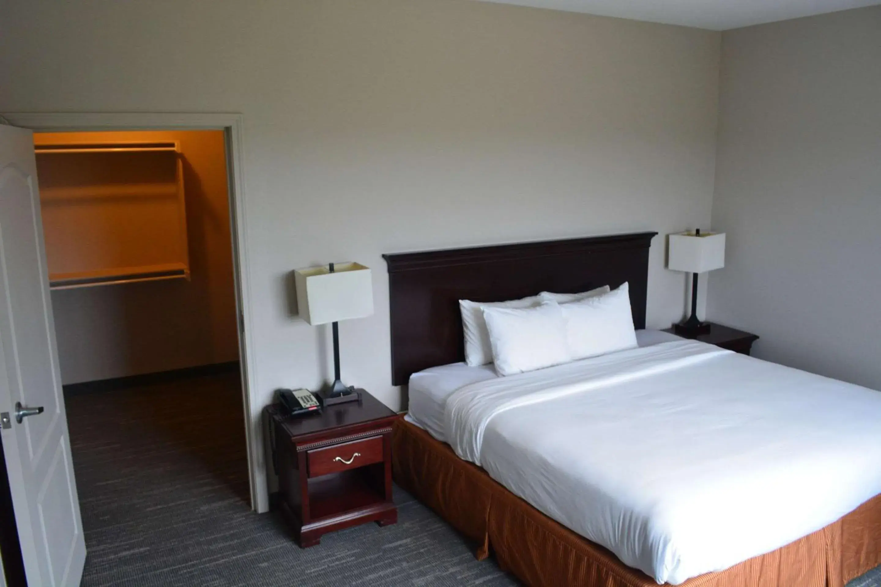 Bedroom, Bed in Country Inn & Suites by Radisson, Oklahoma City - Quail Springs, OK Bedroom, Bed in Country Inn & Suites by Radisson, Oklahoma City - Quail Springs, OK