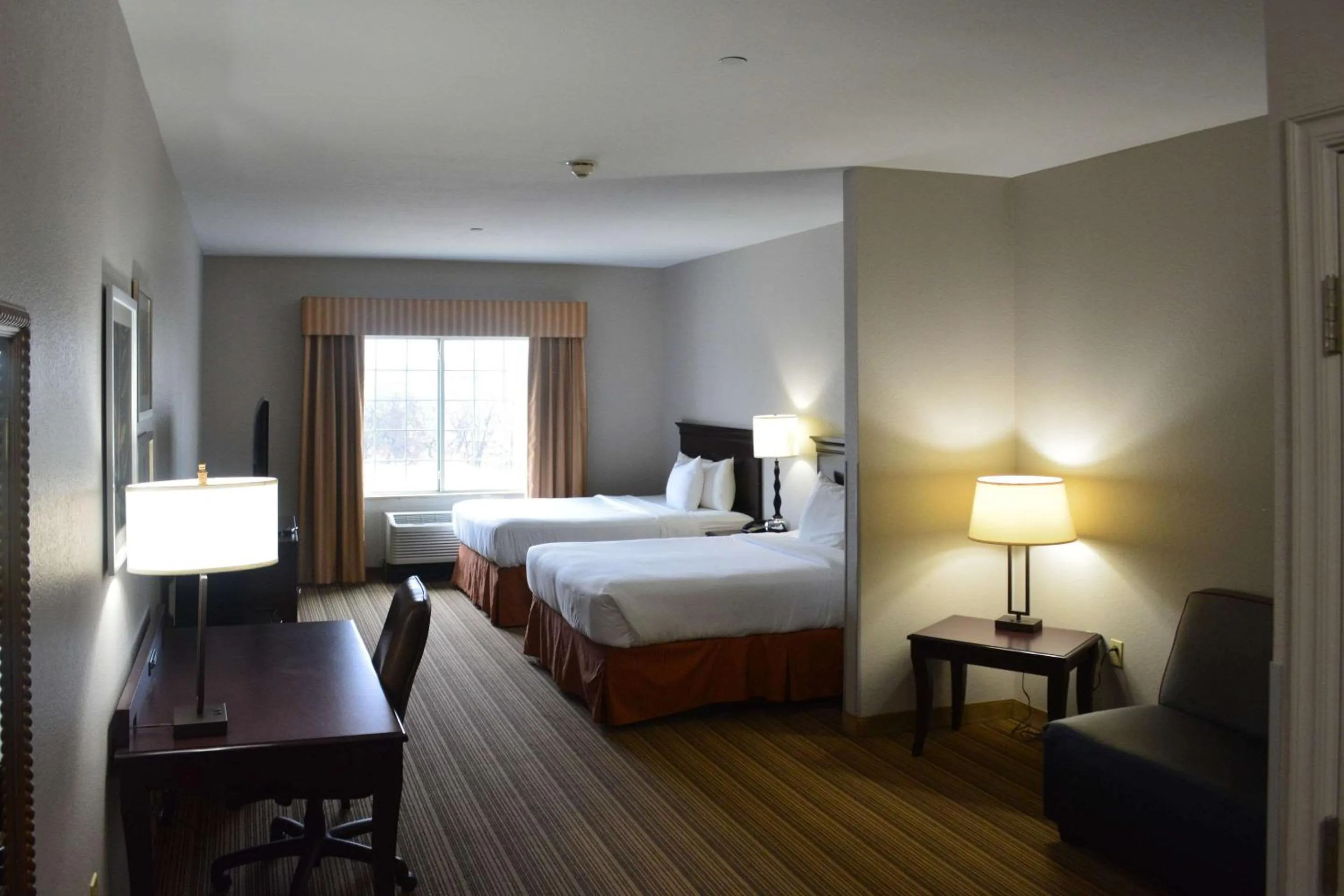 Bedroom, Bed in Country Inn & Suites by Radisson, Oklahoma City - Quail Springs, OK