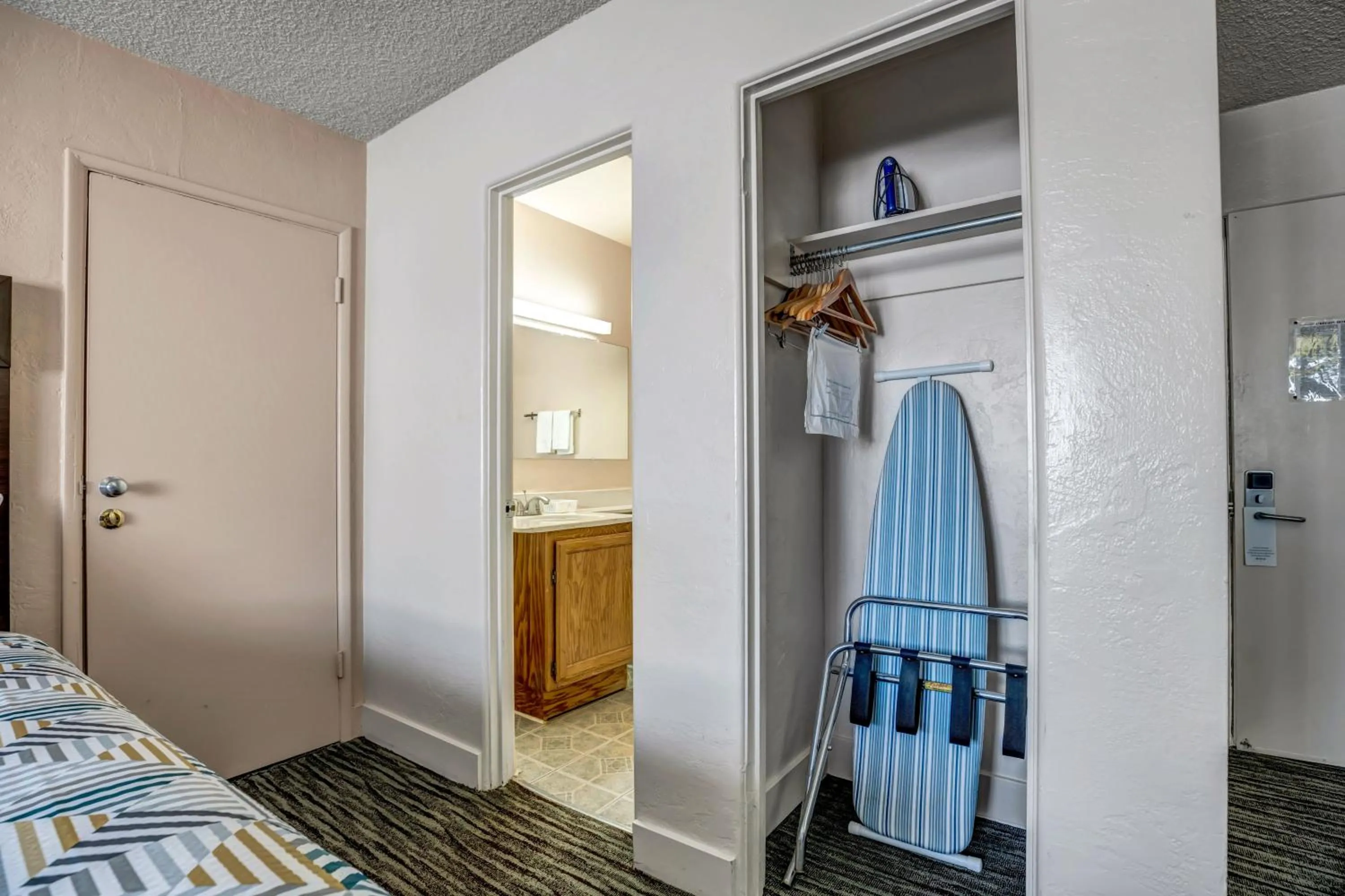 wardrobe, Bed in Eastside Lodge