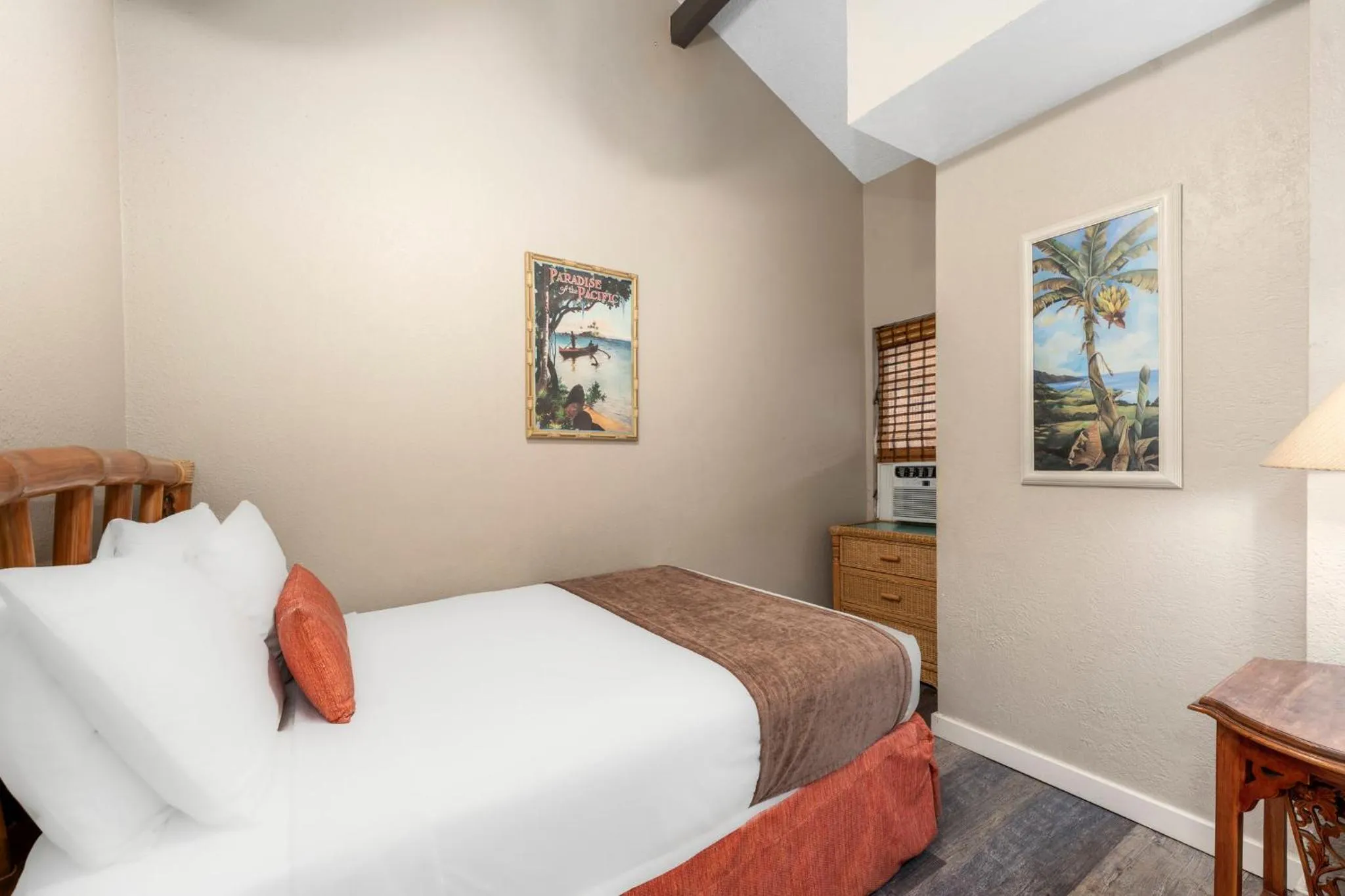 Photo of the whole room, Bed in Banyan Harbor Resort