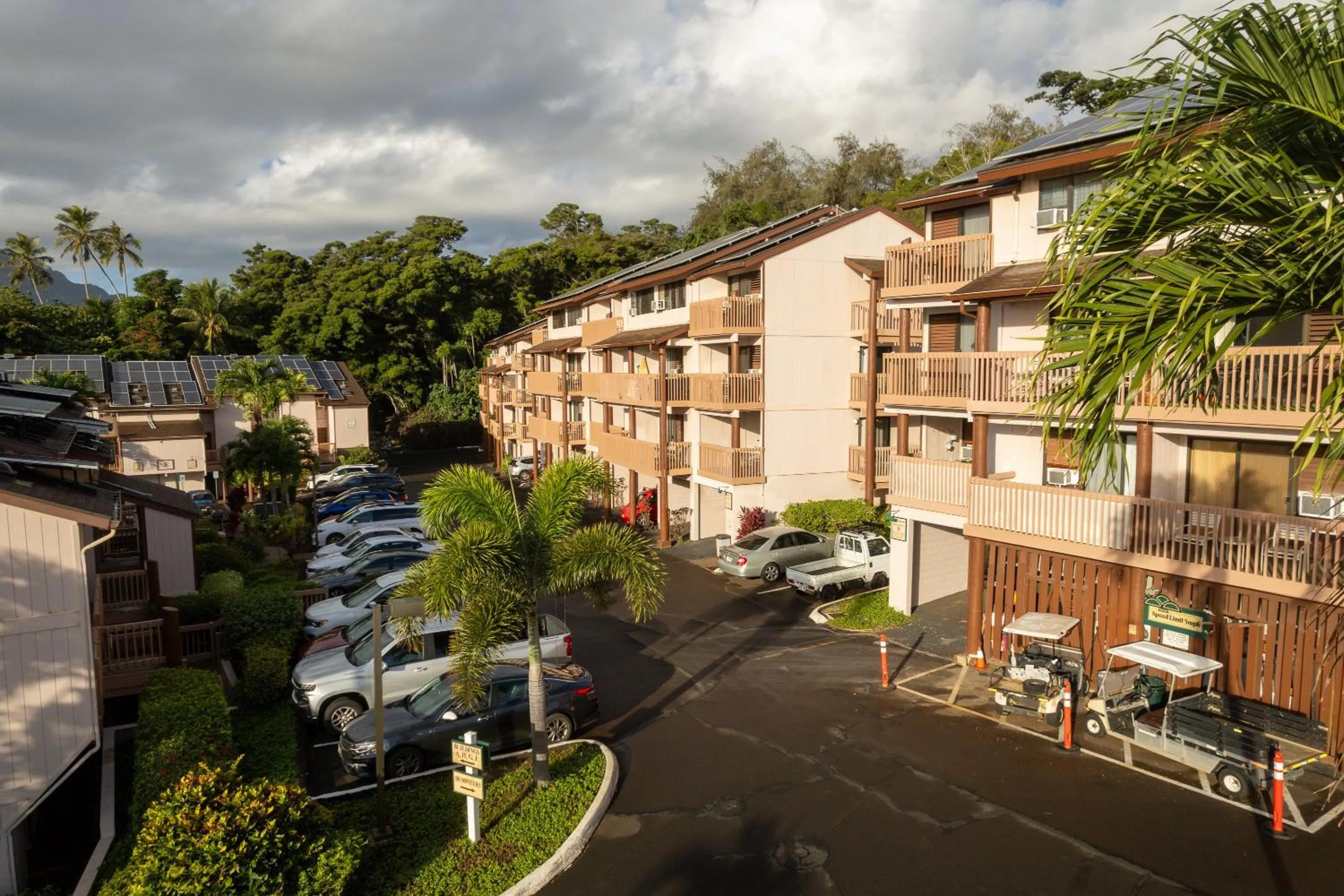 Property building in Banyan Harbor Resort