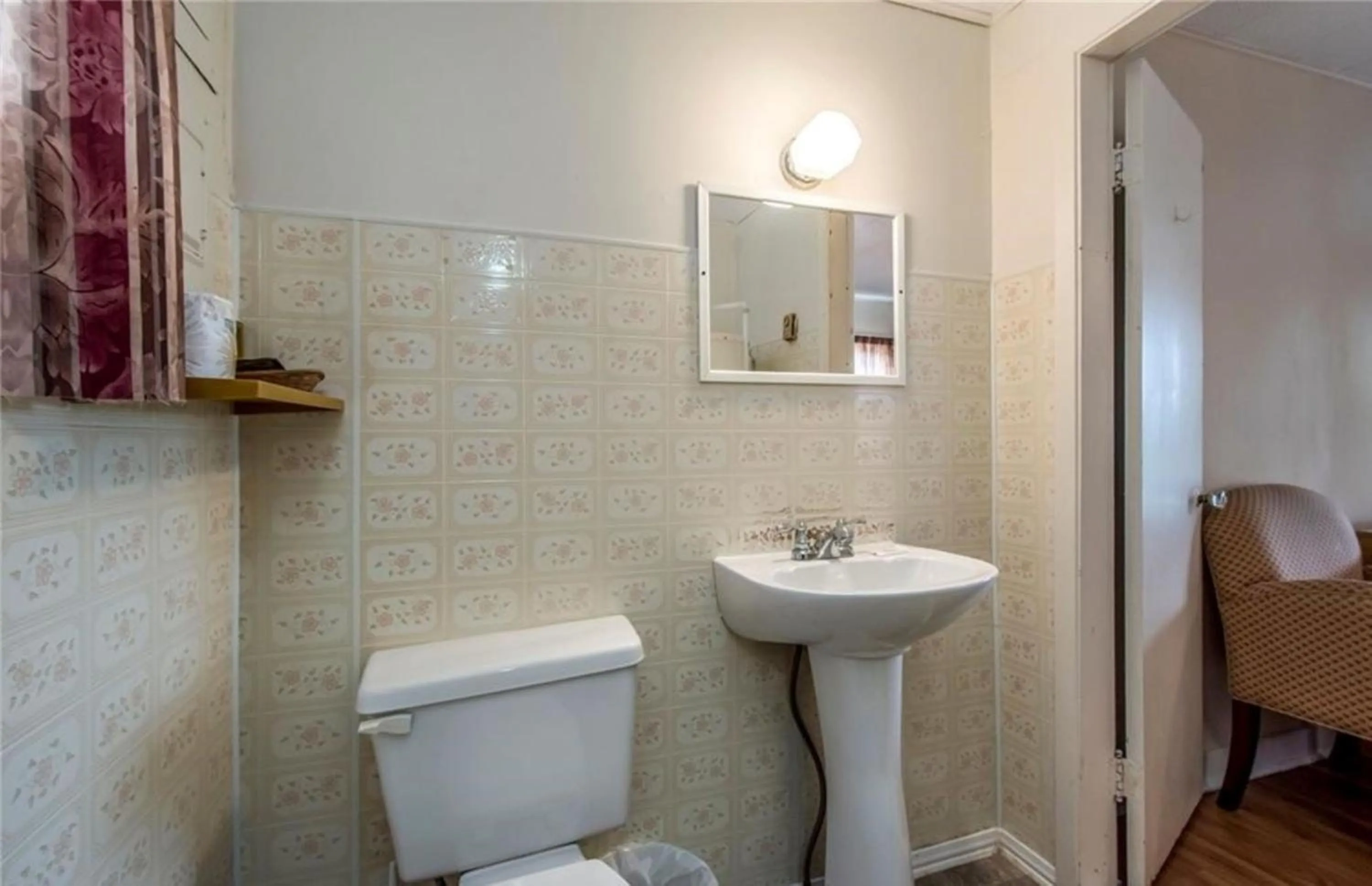 Bathroom in Regent Motel