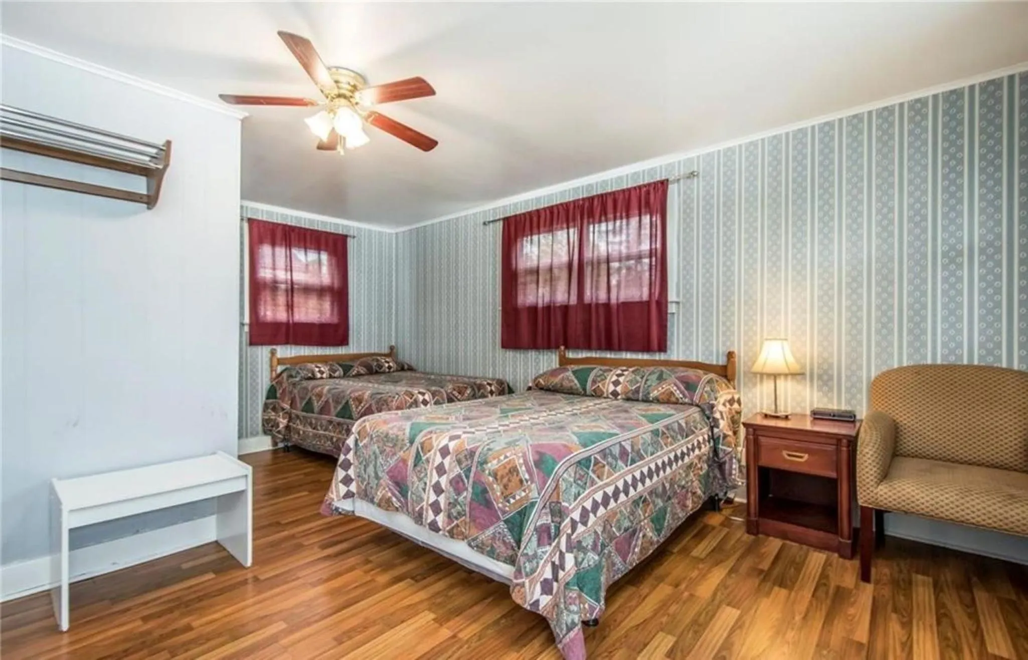 Bedroom, Bed in Regent Motel