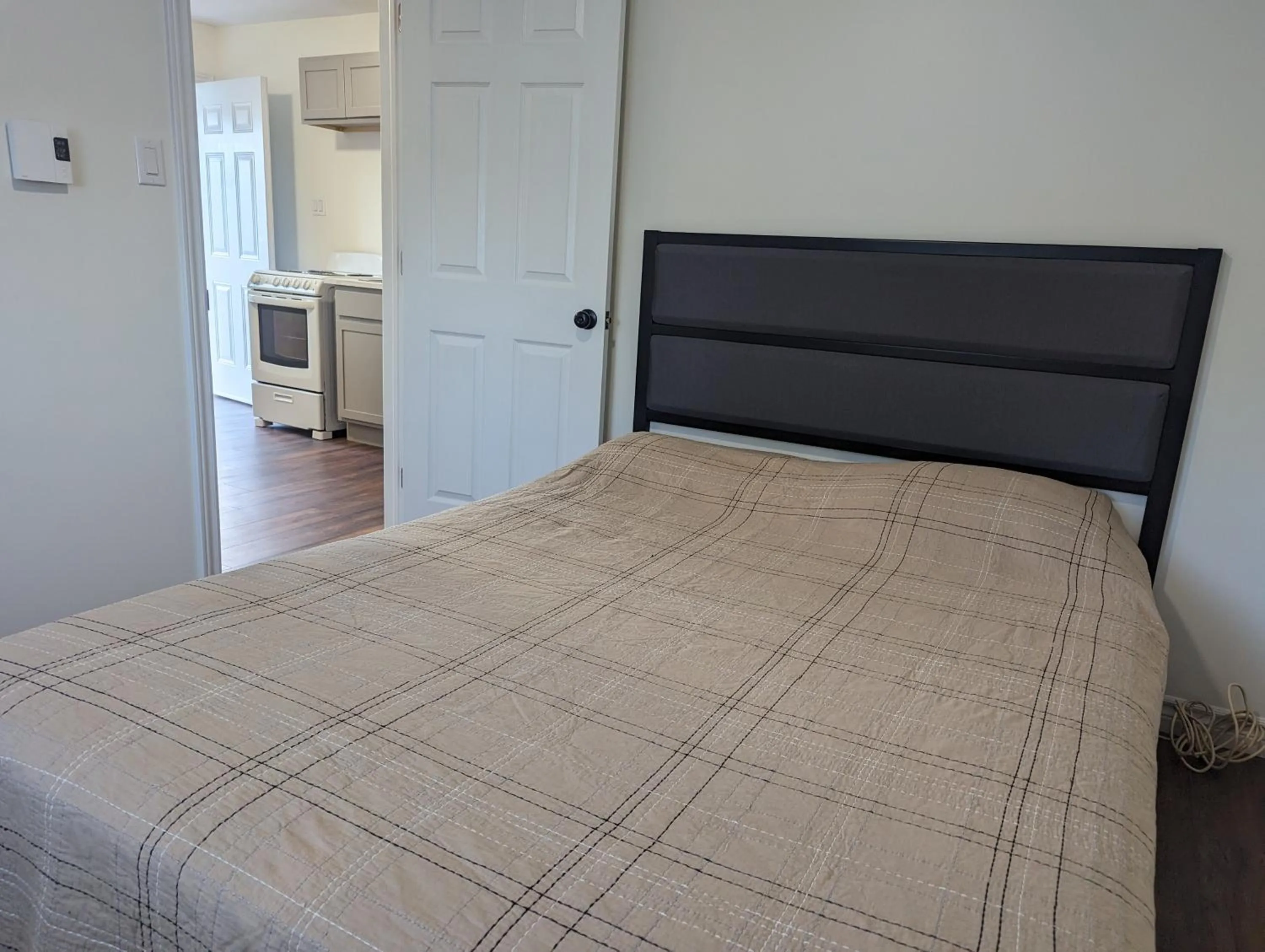 Bedroom, Bed in Regent Motel