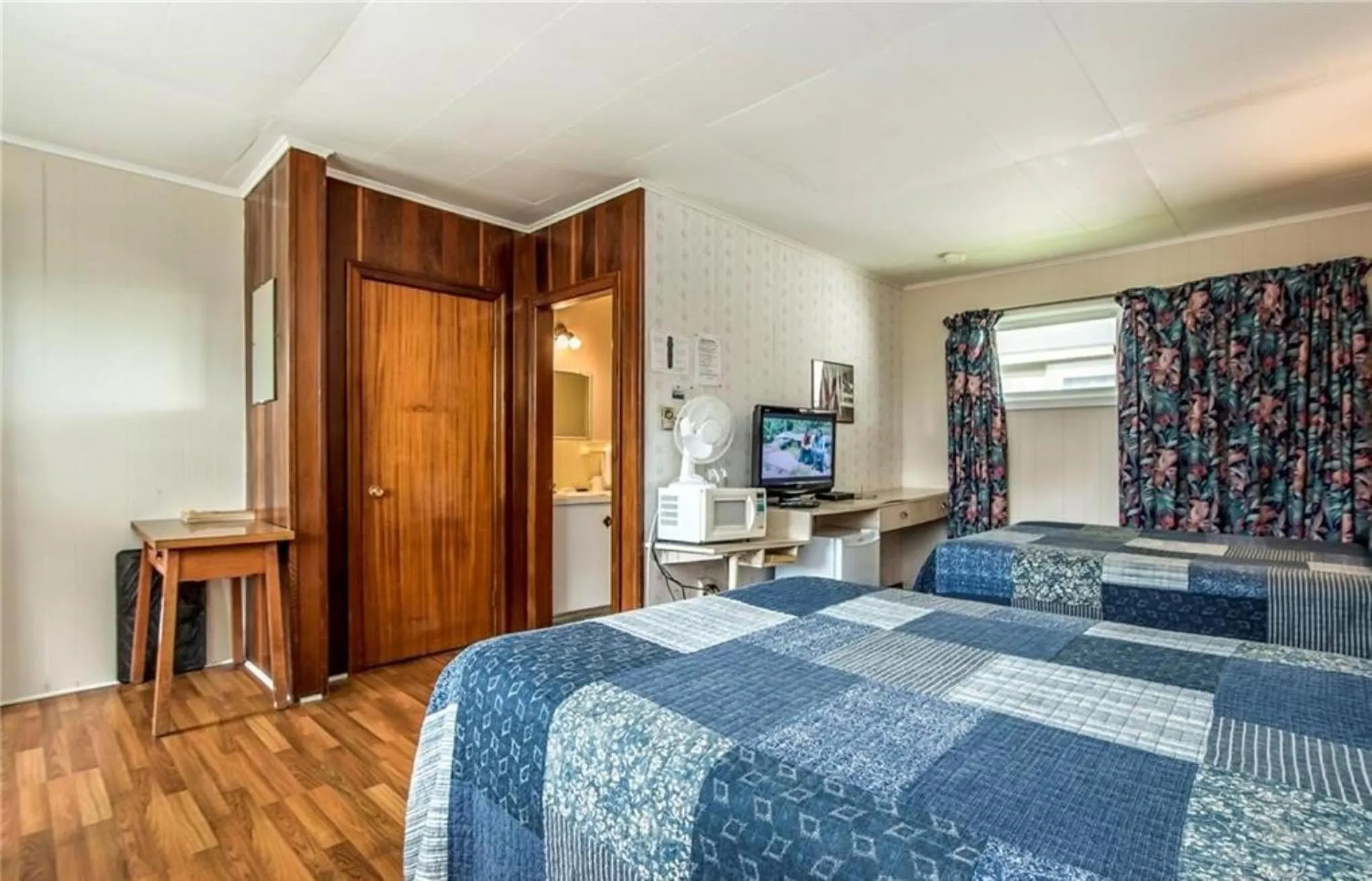 Bedroom, Bed in Regent Motel