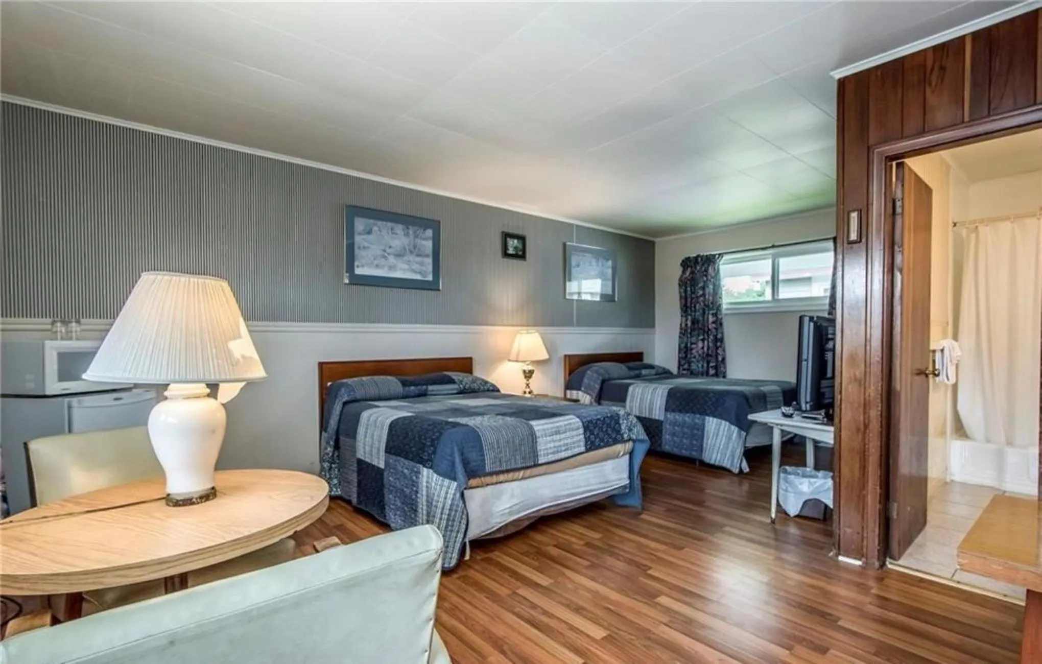 Bedroom, Bed in Regent Motel