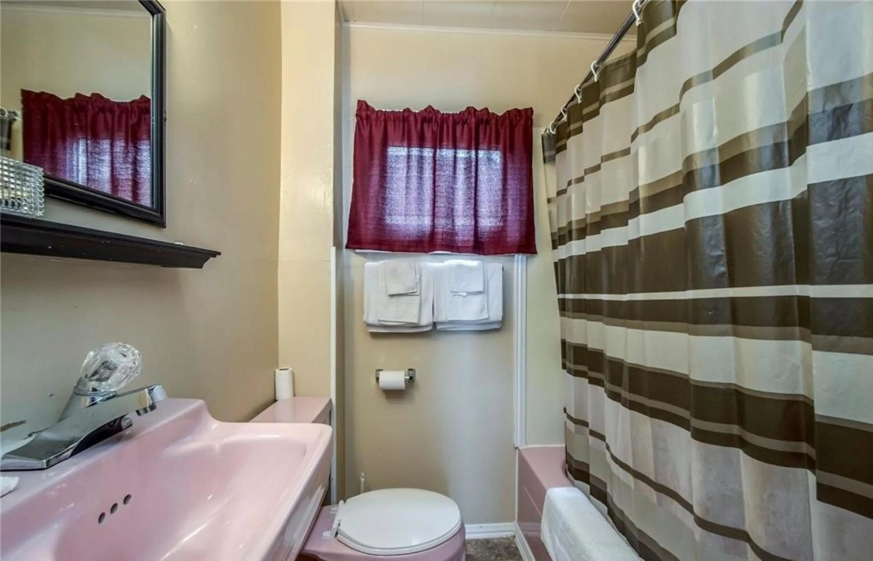 Bathroom in Regent Motel