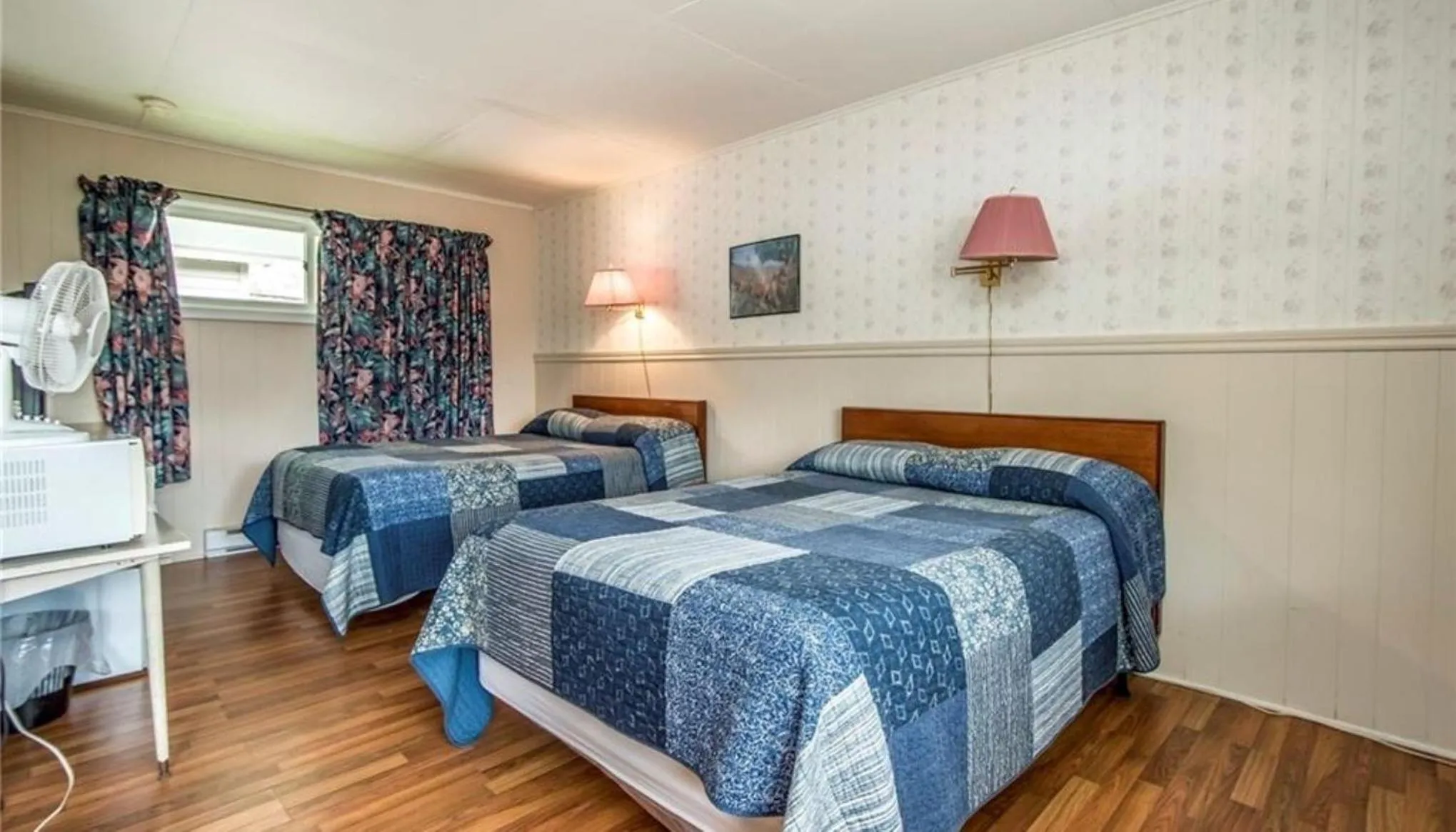 Bedroom, Bed in Regent Motel