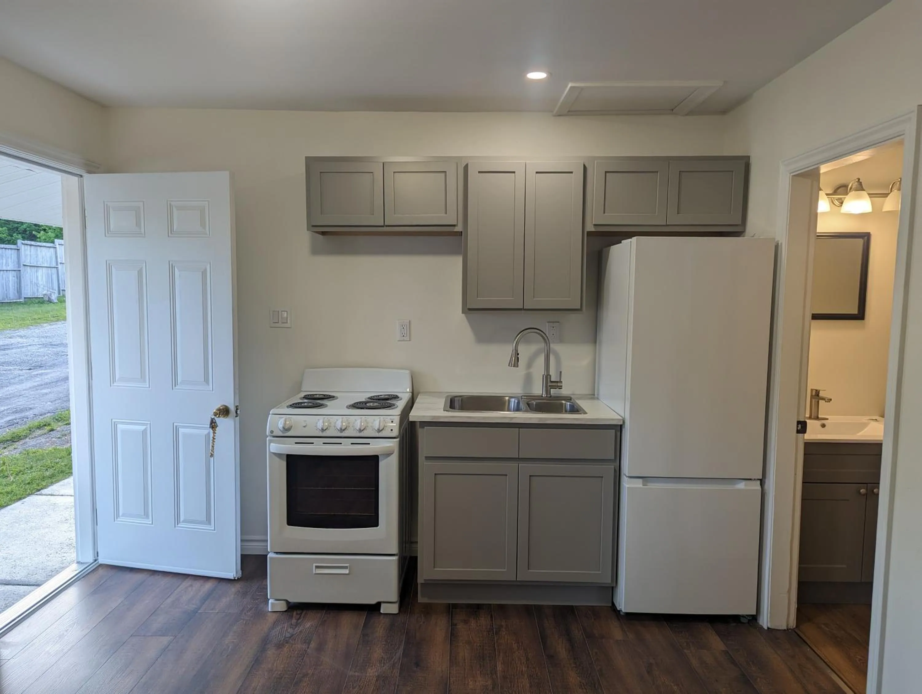 kitchen in Regent Motel
