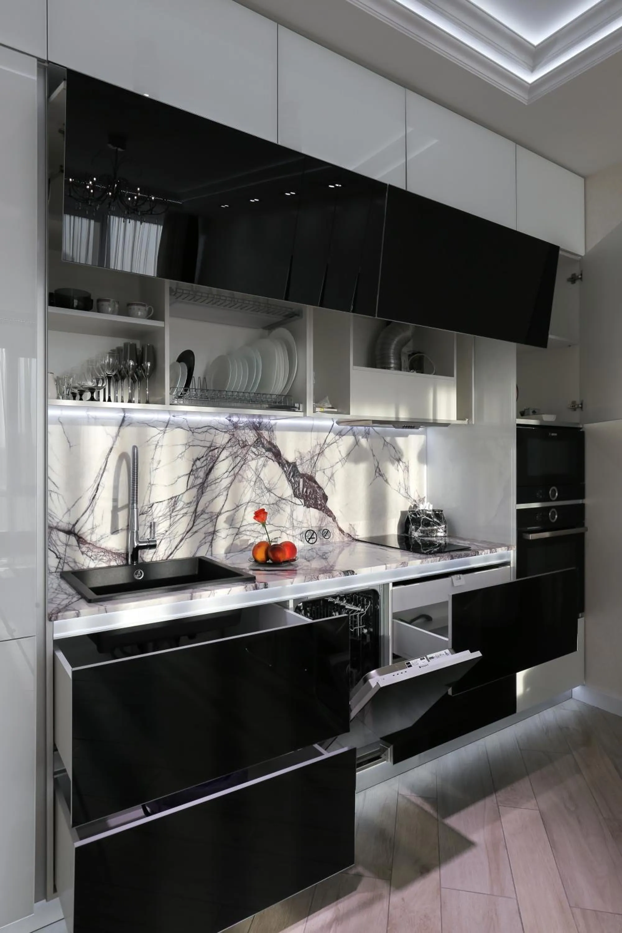 Black&White Apartment in Smart Plaza