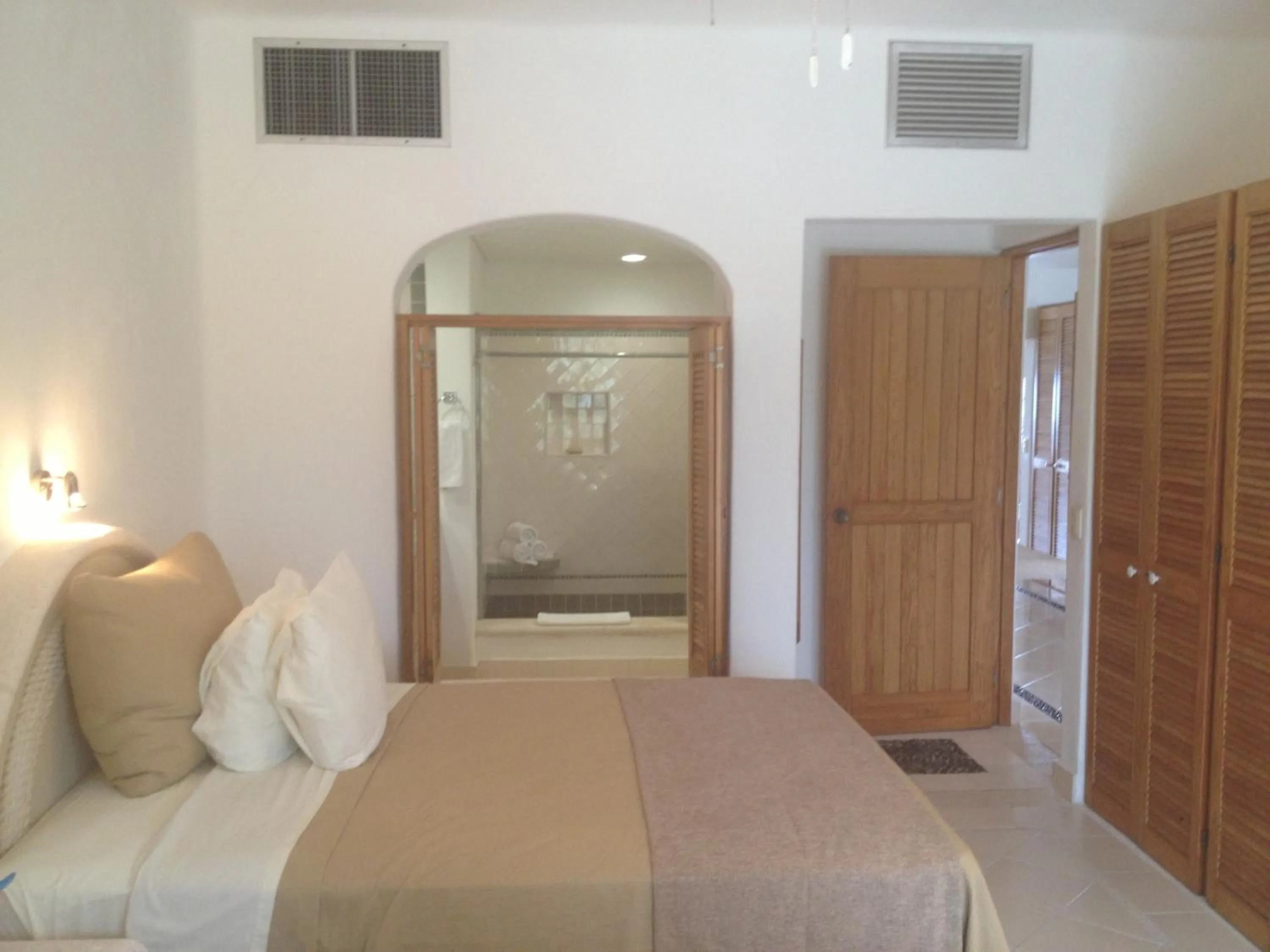 Photo of the whole room, Bed in Las Villas Akumal