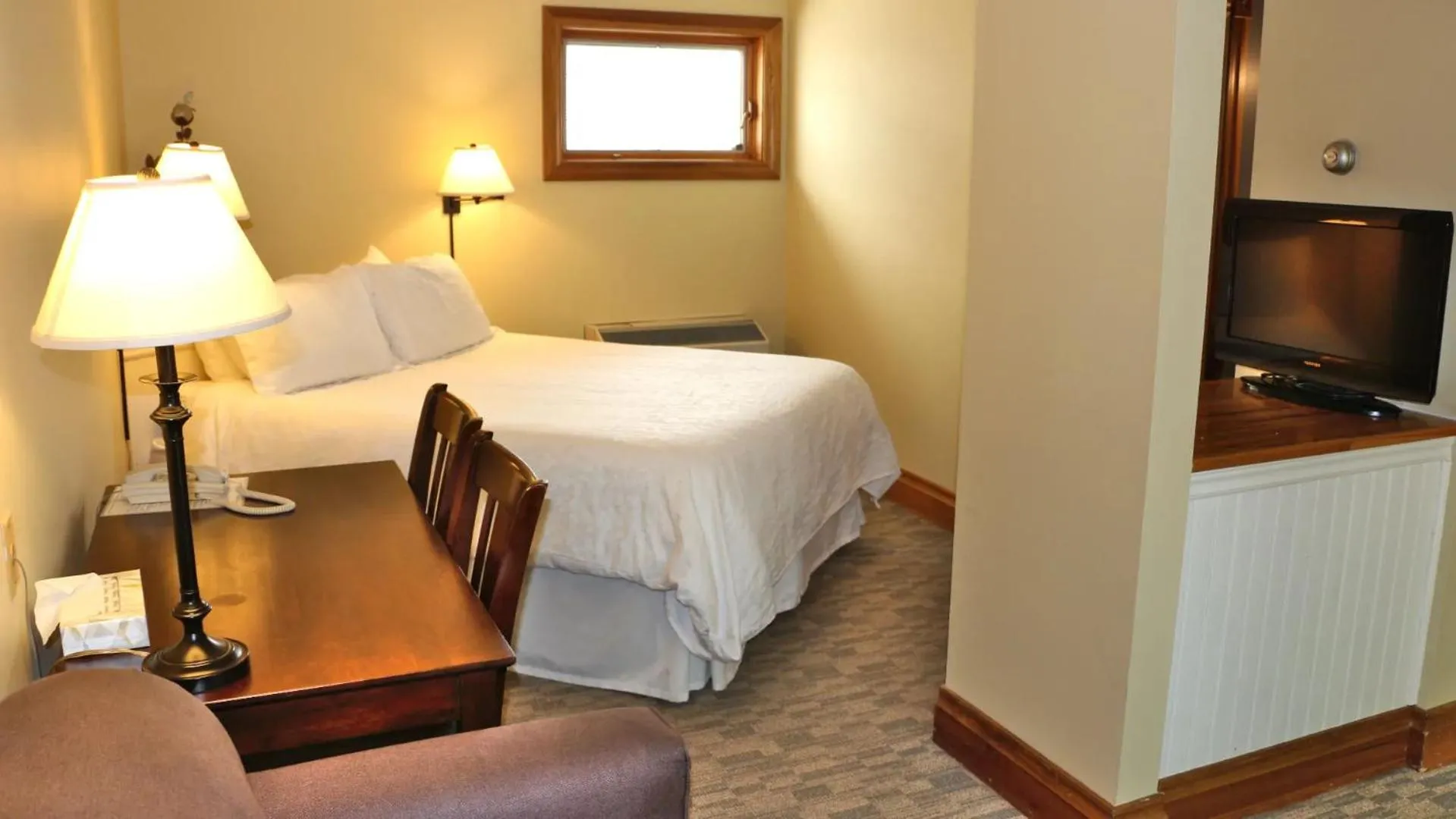 Bed in Kettle Creek Inn