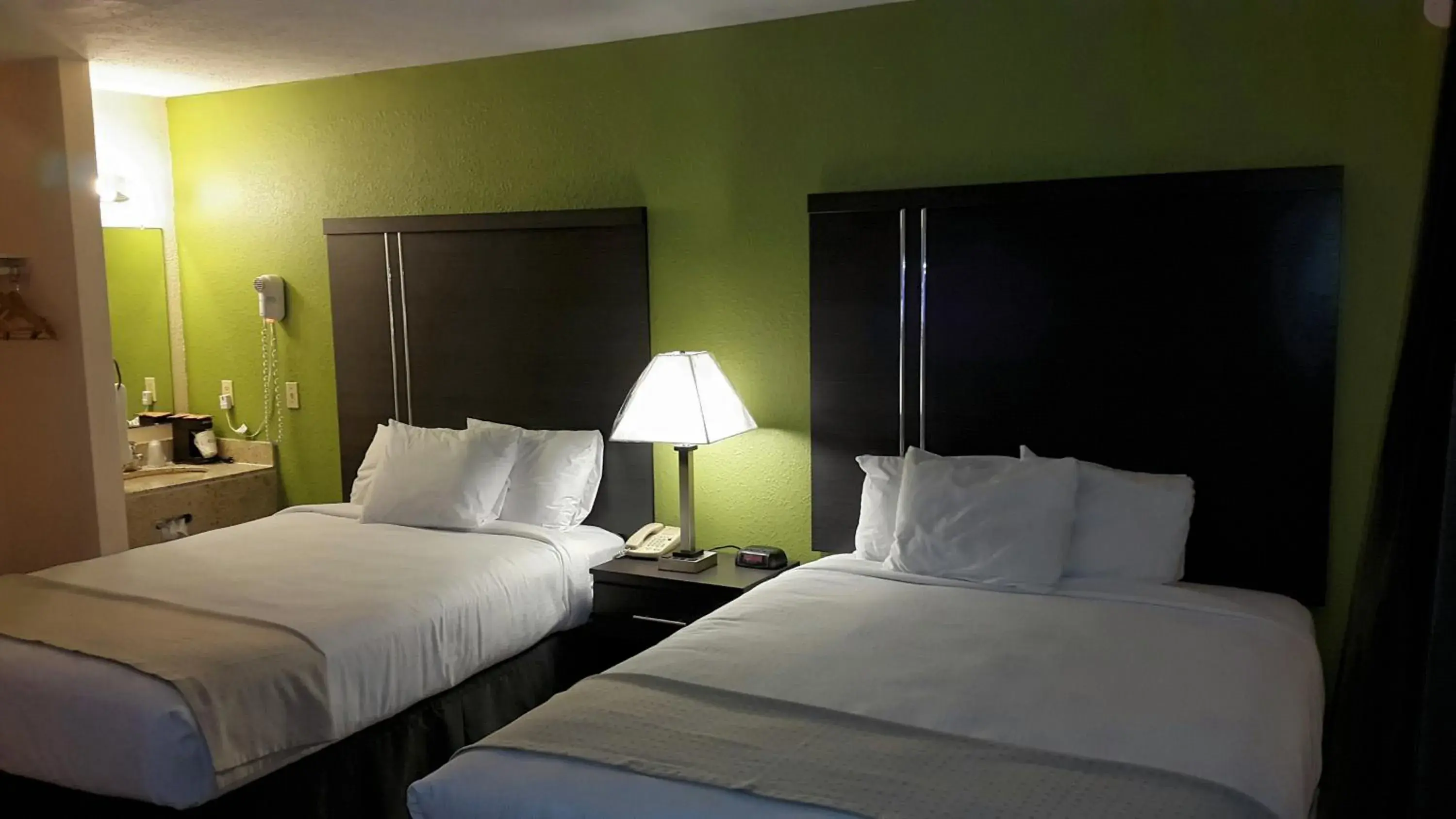 Bed in Mountain Valley Inn Bed in Mountain Valley Inn