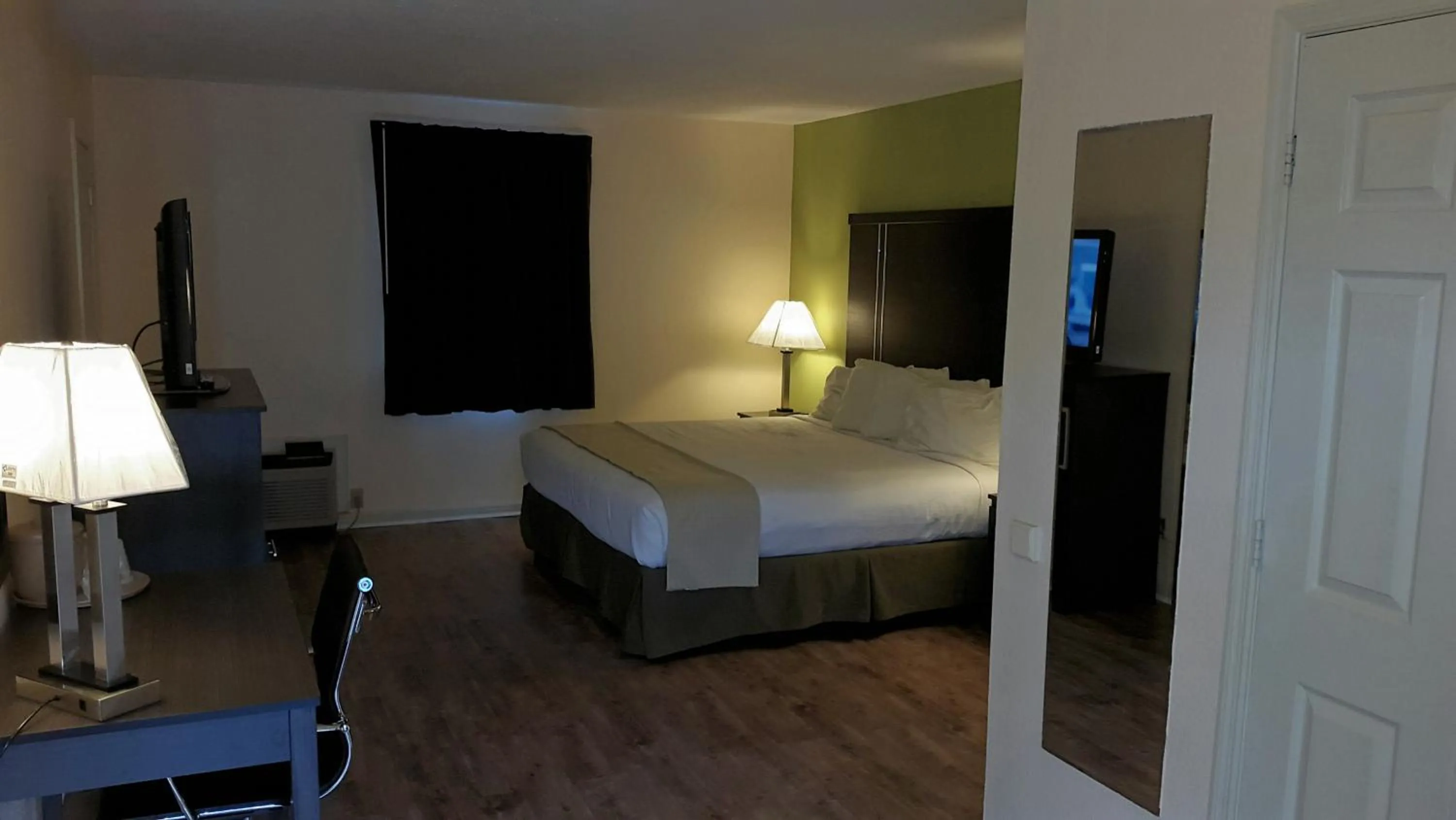 Photo of the whole room, Bed in Mountain Valley Inn
