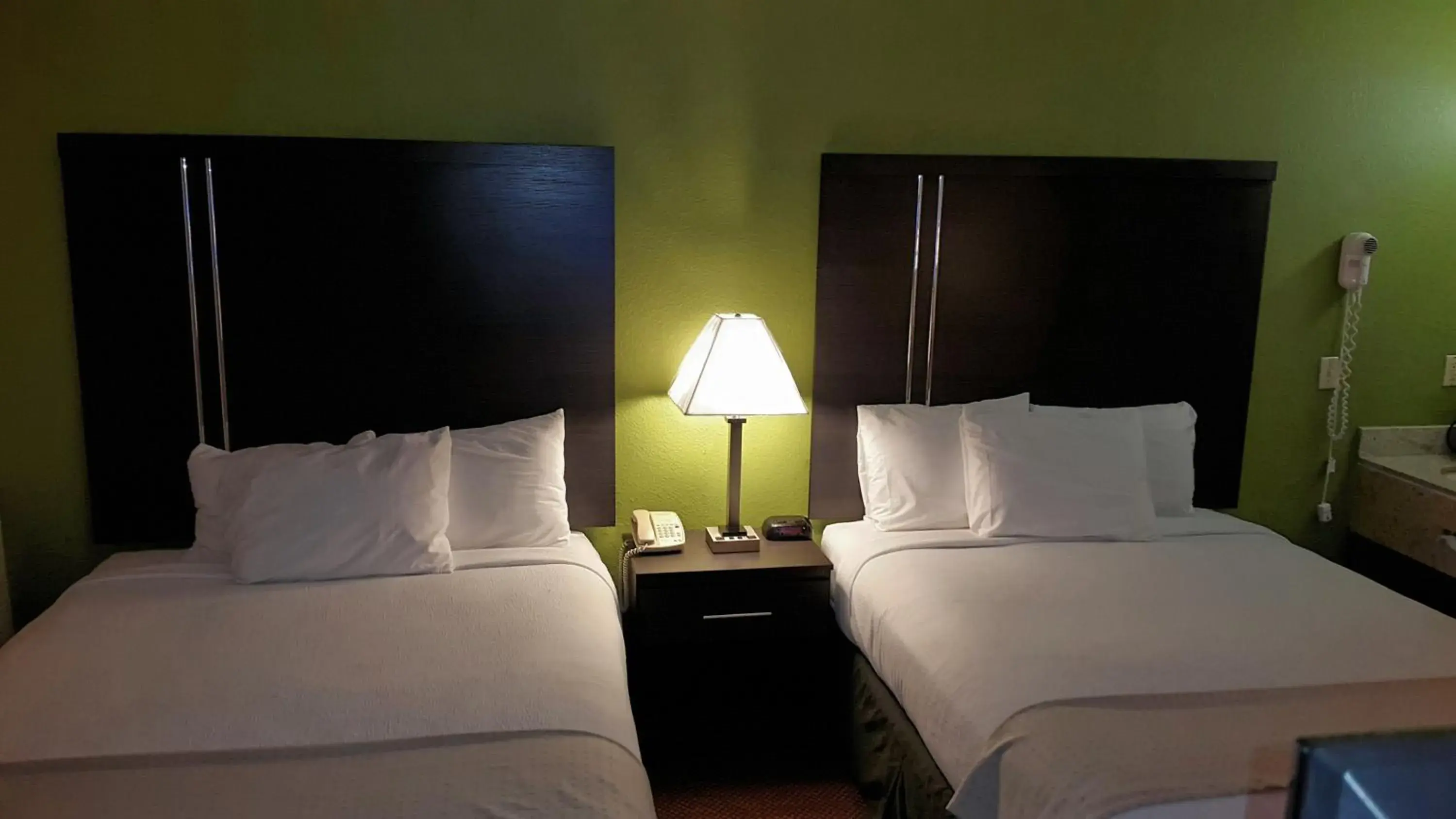 Bed in Mountain Valley Inn Bed in Mountain Valley Inn