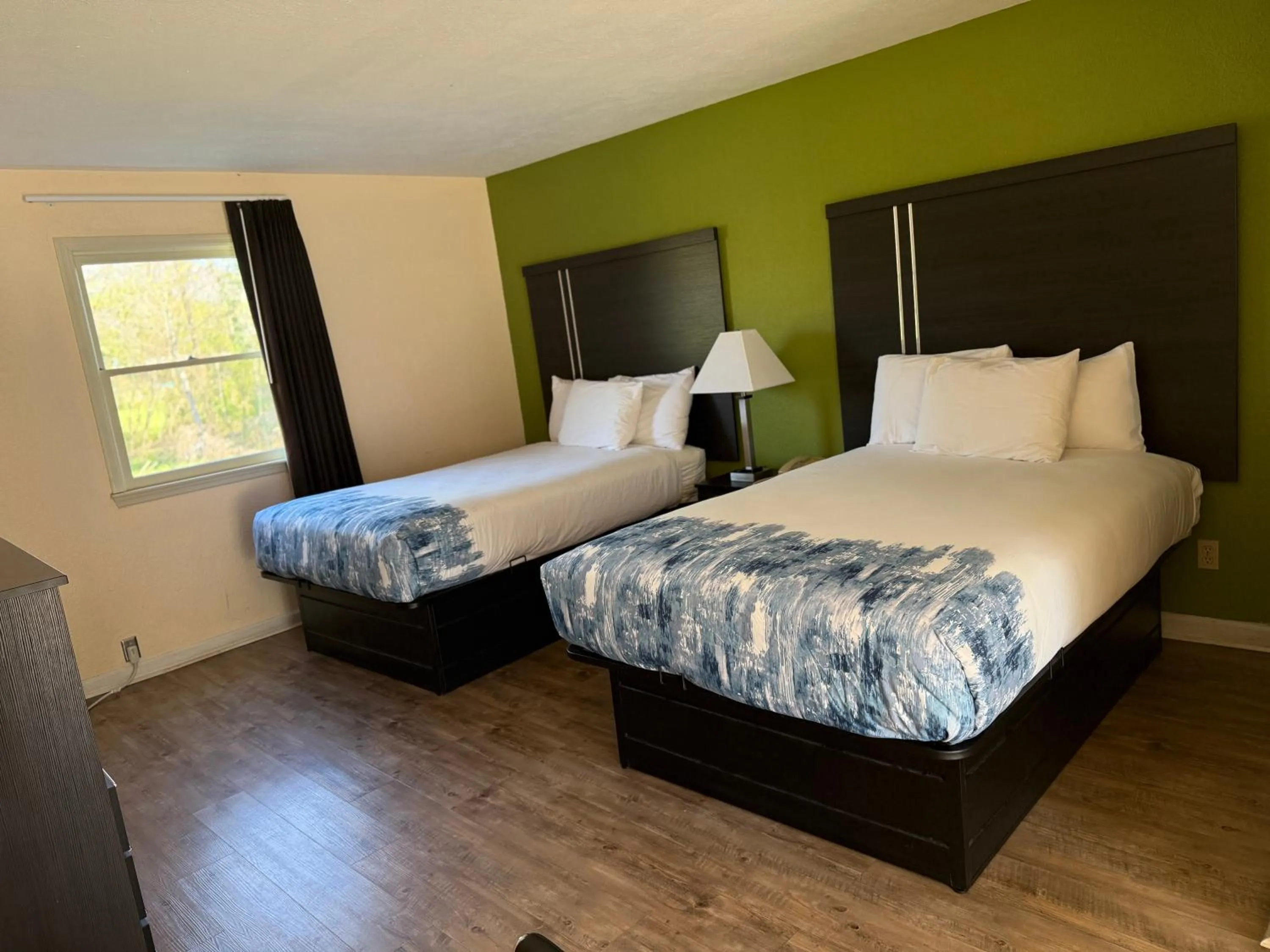 Bedroom, Bed in Mountain Valley Inn