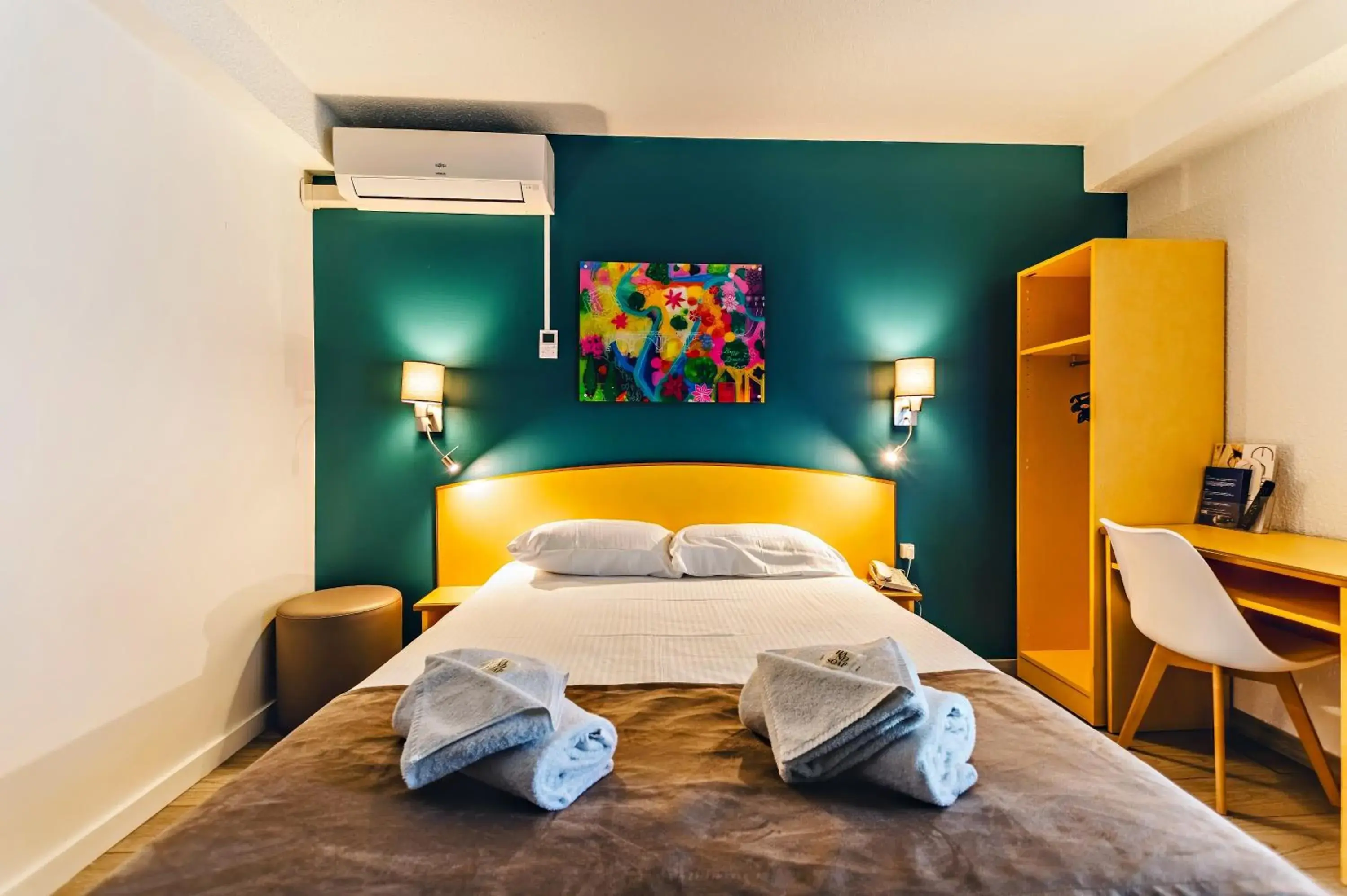 TV and multimedia, Bed in The Originals City, Hôtel Éclipse, Lyon Est TV and multimedia, Bed in The Originals City, Hôtel Éclipse, Lyon Est