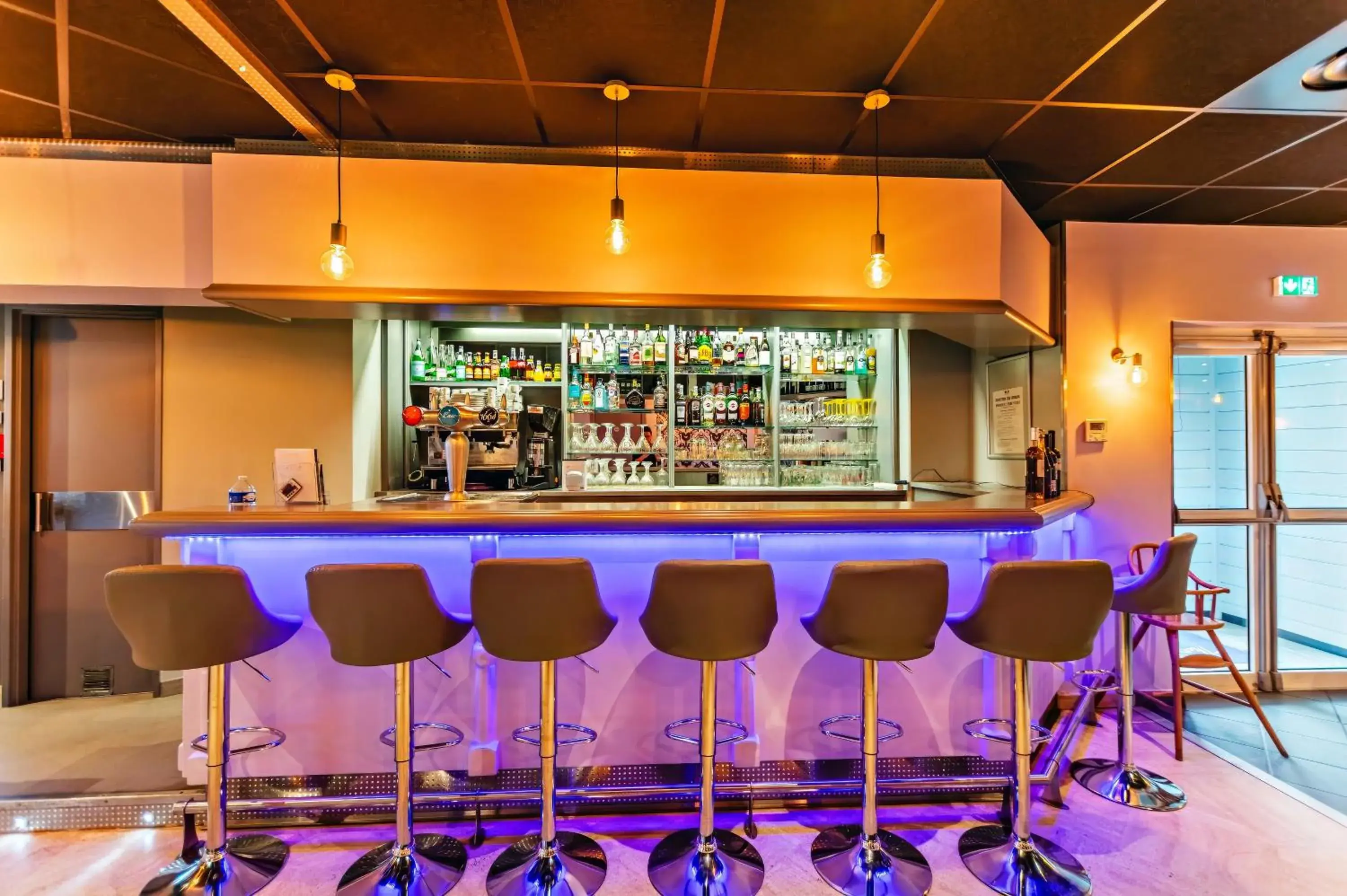 Lounge or bar in The Originals City, Hôtel Éclipse, Lyon Est Lounge or bar in The Originals City, Hôtel Éclipse, Lyon Est