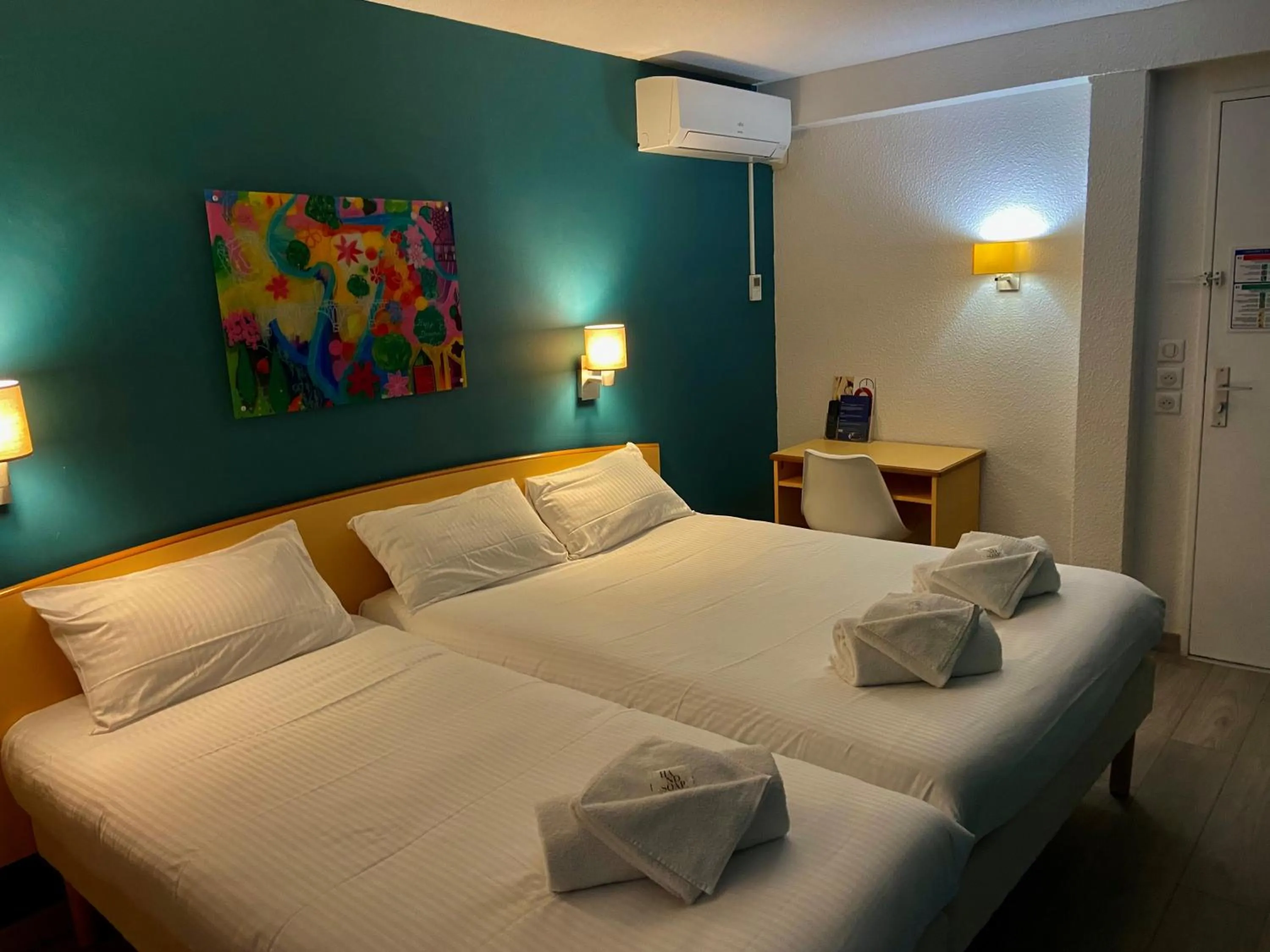 Bedroom, Bed in The Originals City, Hôtel Éclipse, Lyon Est