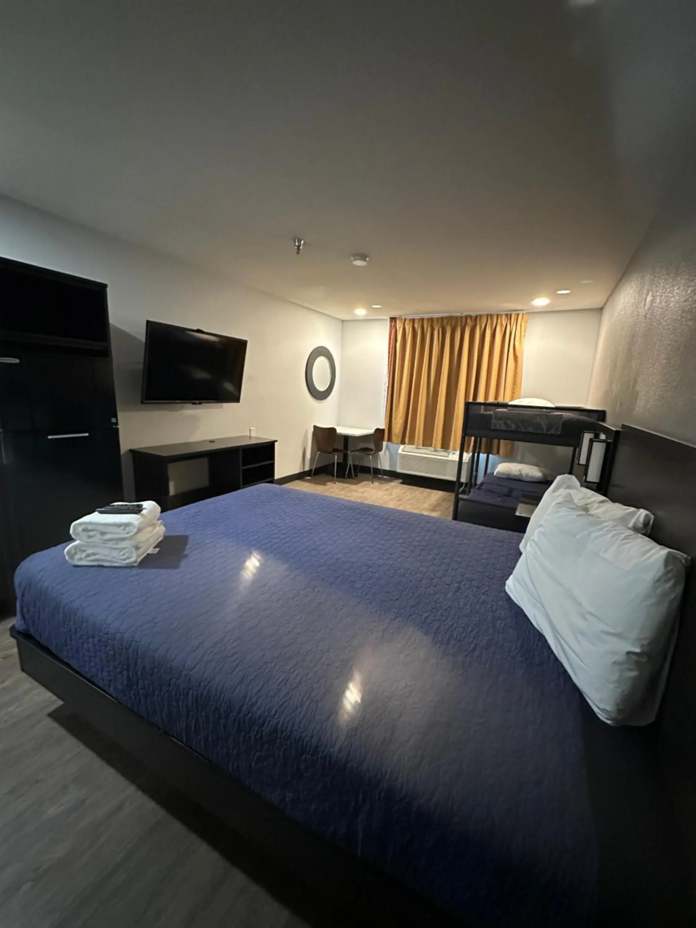 Family Room - Non-Smoking in Pinetop Studio Suites Family Room - Non-Smoking in Pinetop Studio Suites