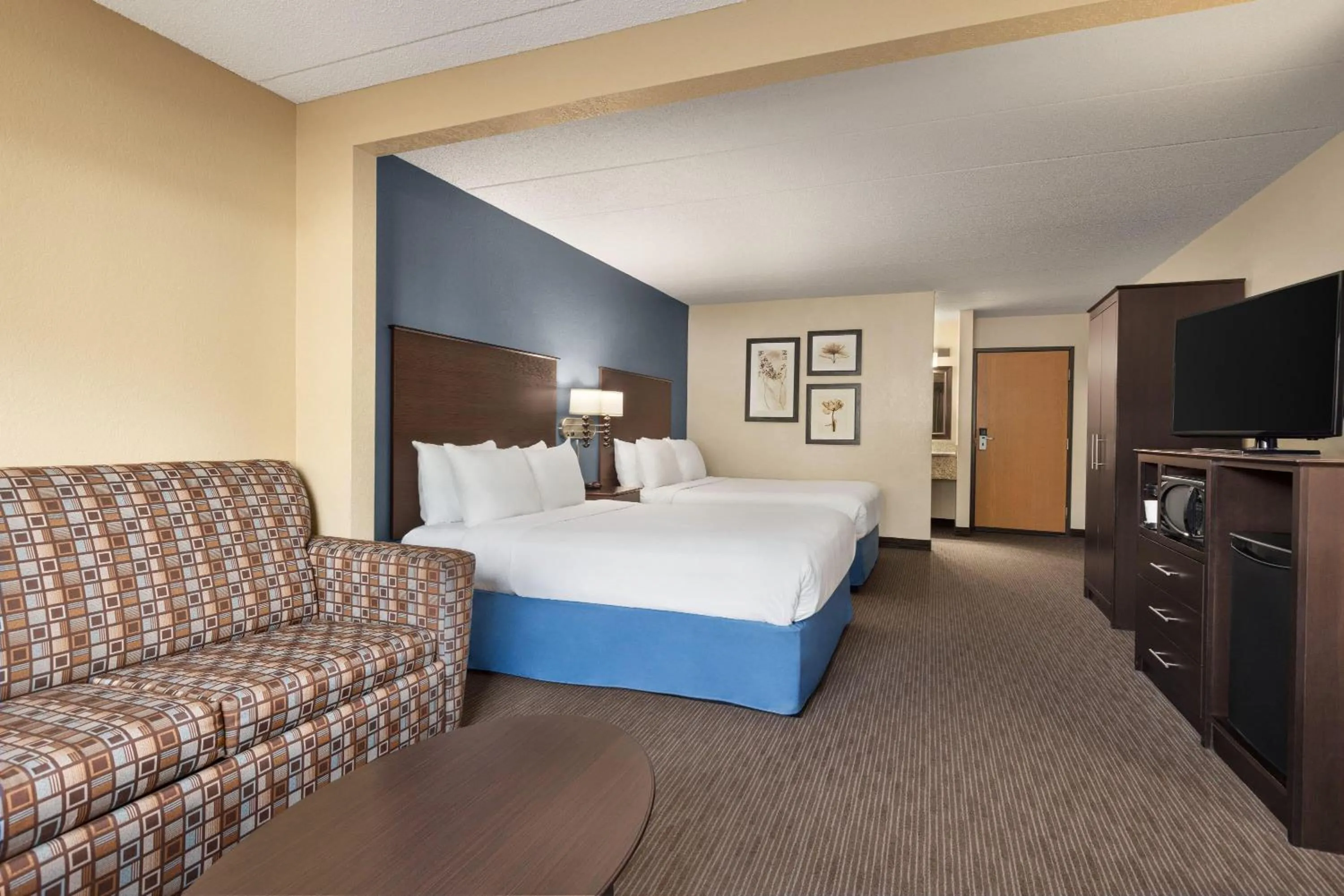 Photo of the whole room, Bed in Baymont by Wyndham Owatonna