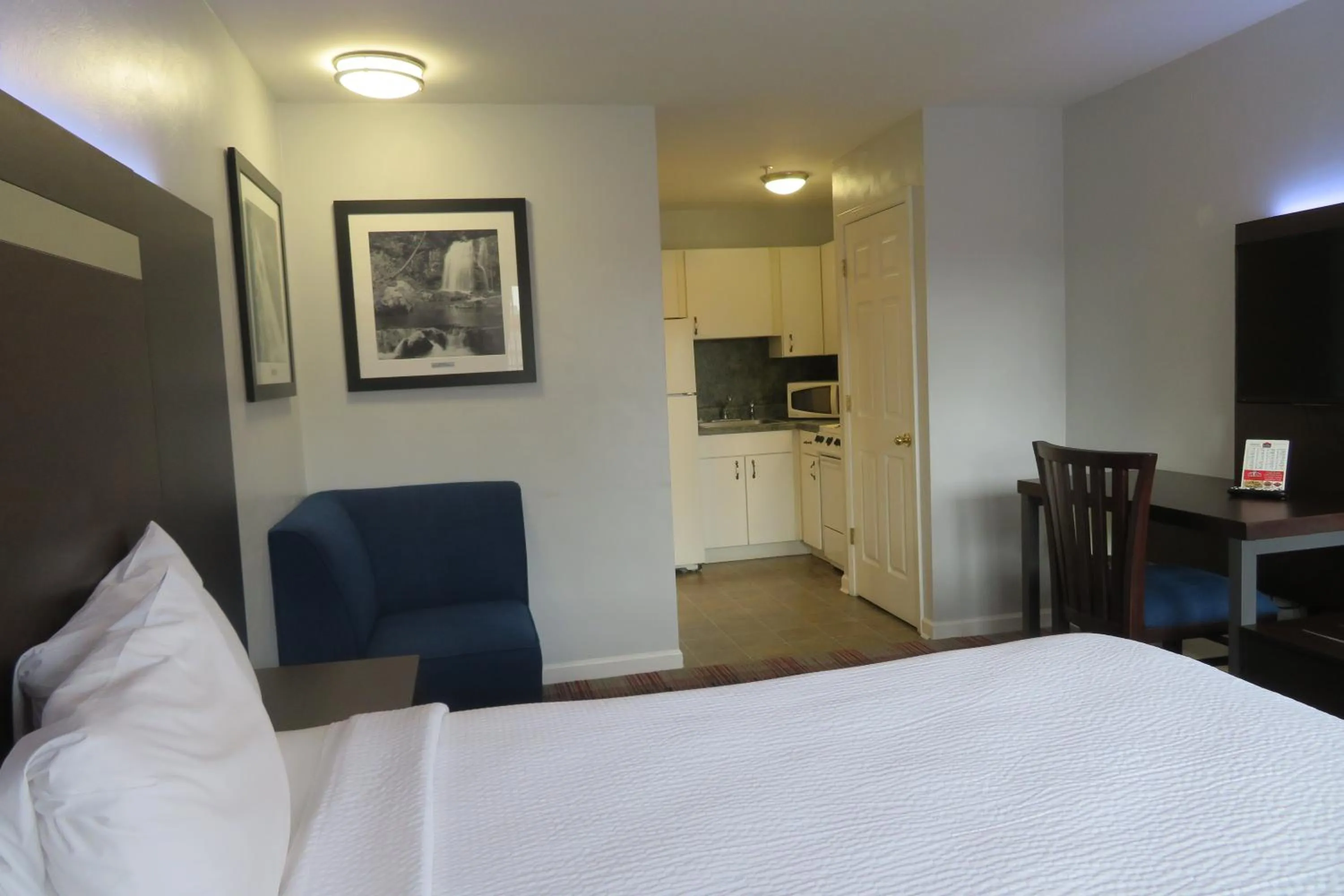 Bed in Luxbury Inn & Suites