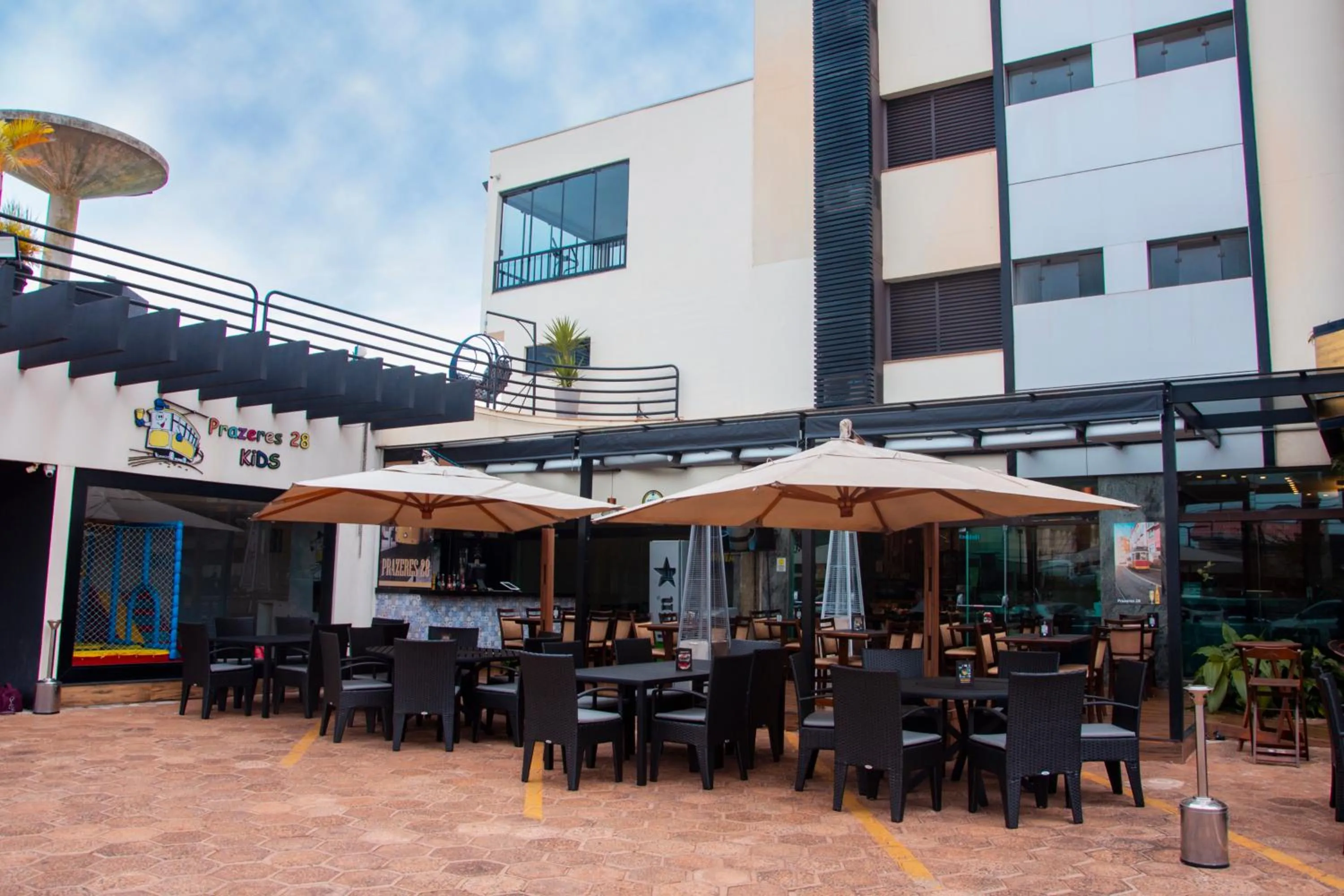 Restaurant/places to eat in HD Plaza Hotel