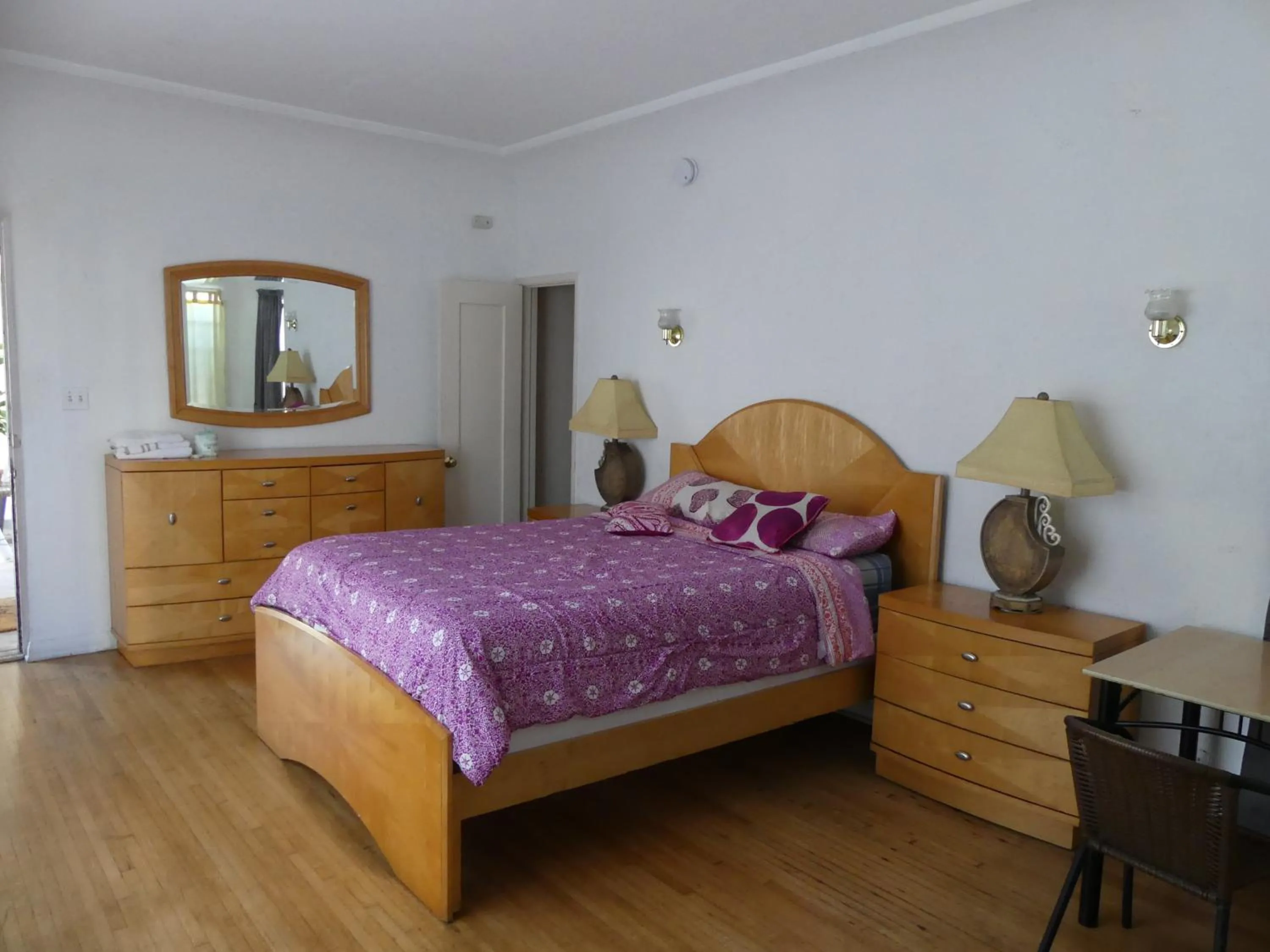 Bed in Wilshire Orange Hotel