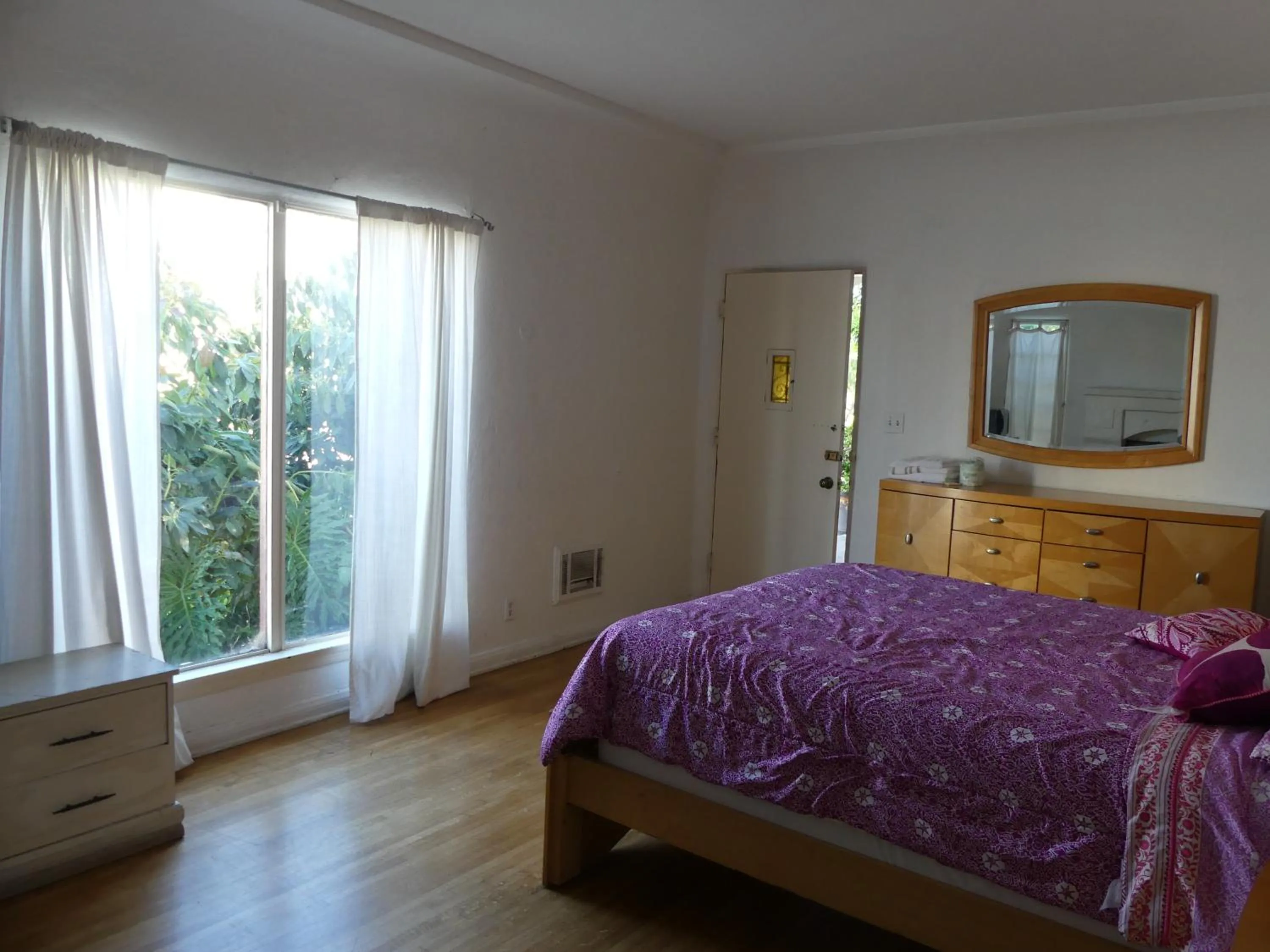 Bed in Wilshire Orange Hotel