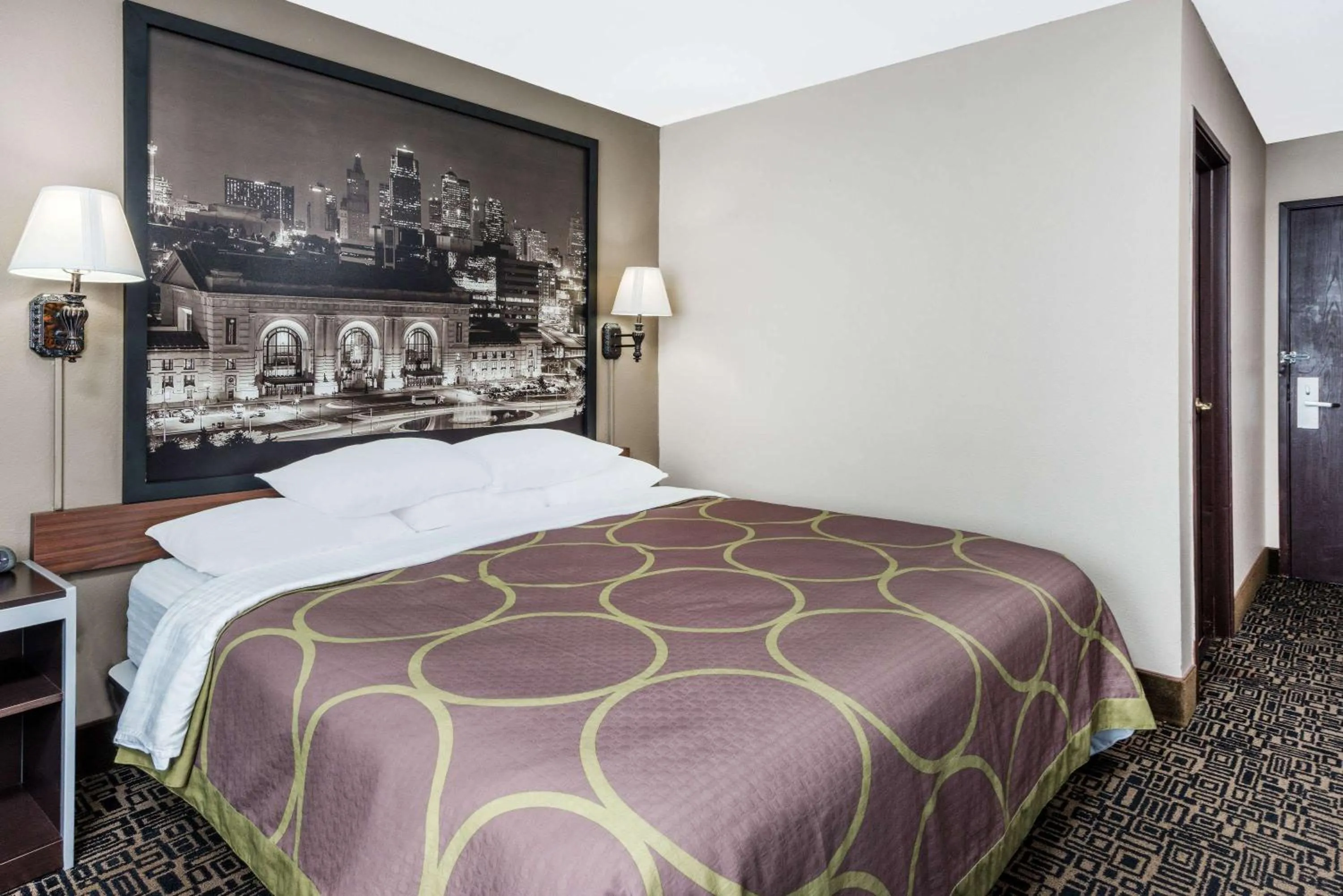 On site, Bed in Super 8 by Wyndham Warrensburg