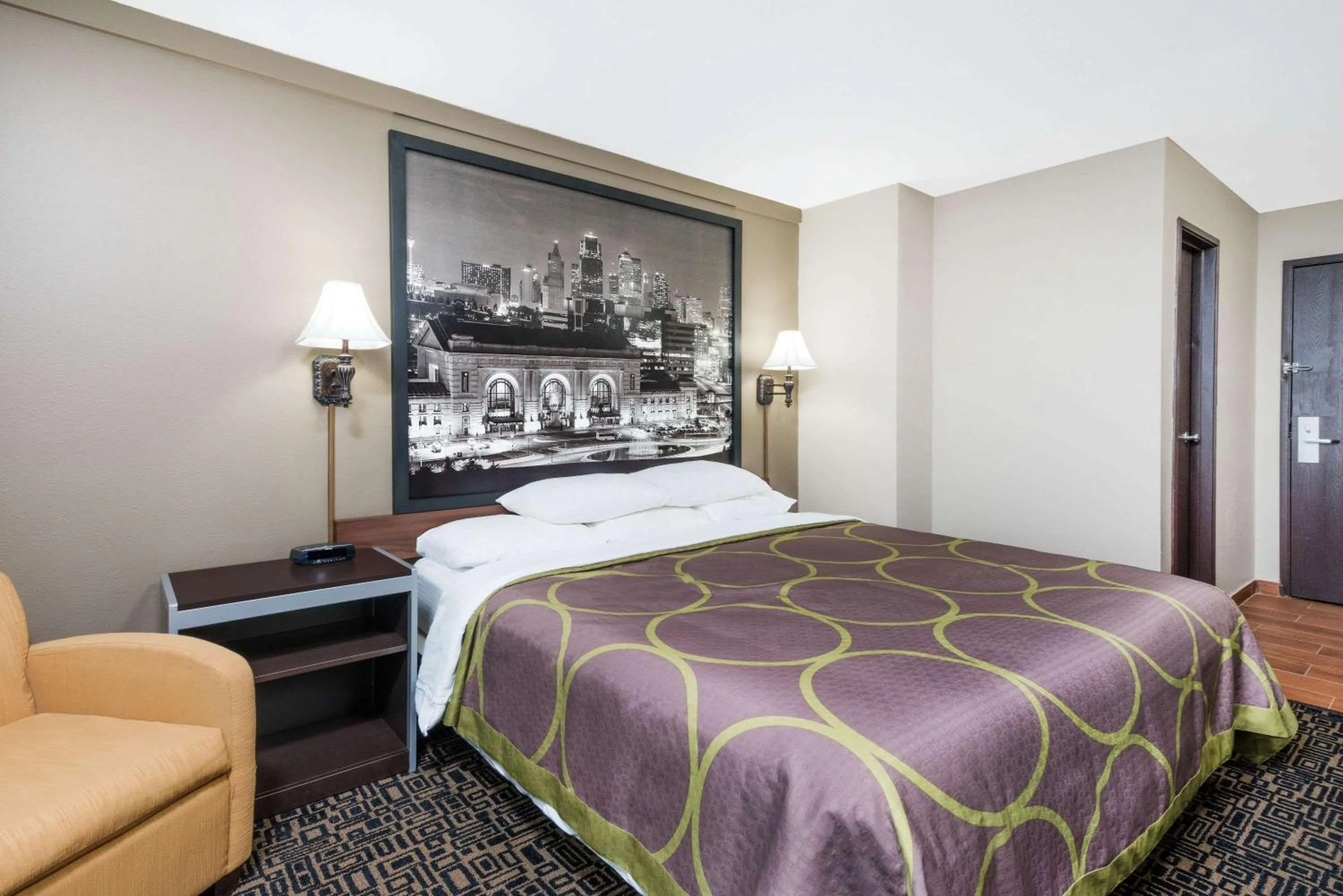 On site, Bed in Super 8 by Wyndham Warrensburg