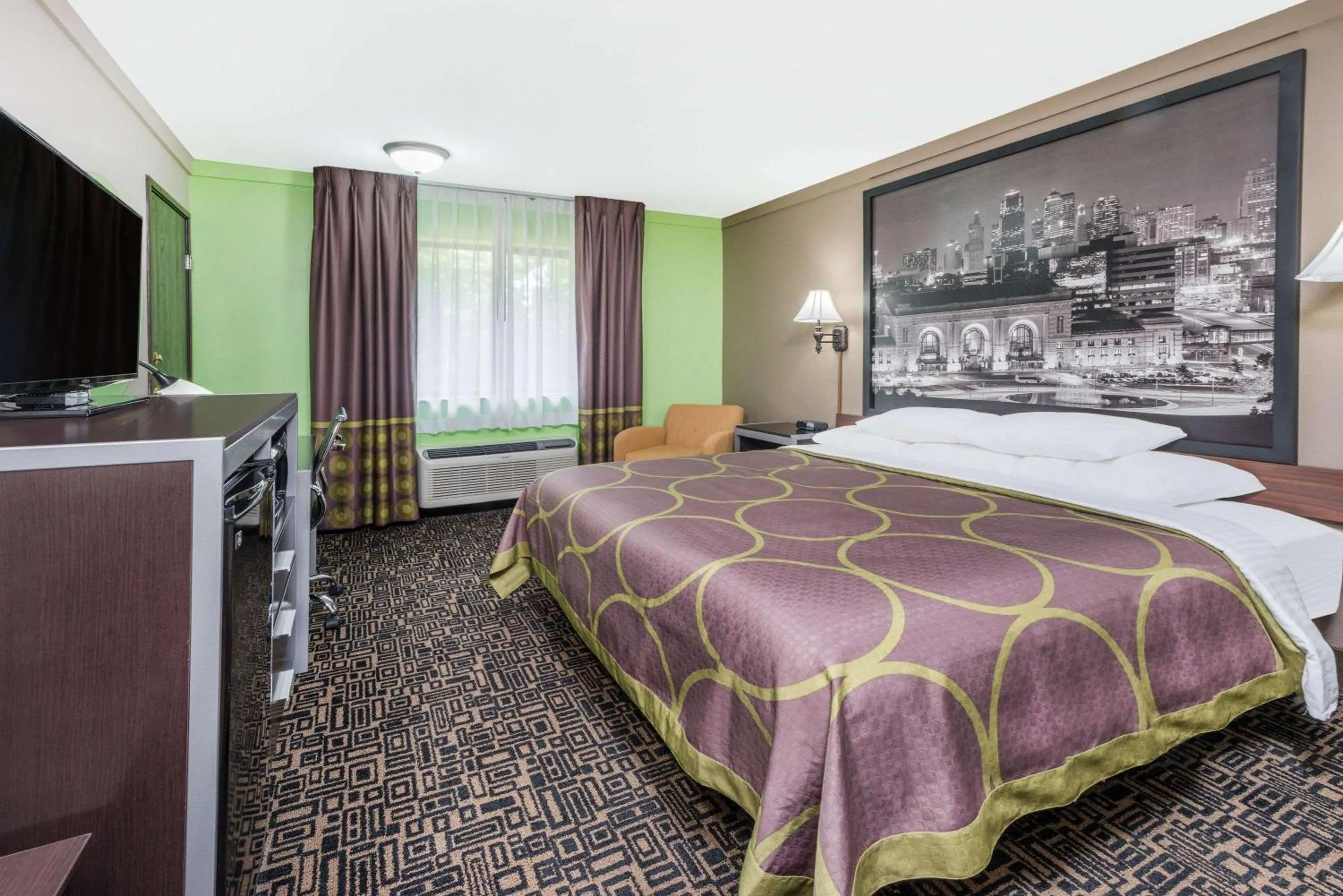 On site, Bed in Super 8 by Wyndham Warrensburg